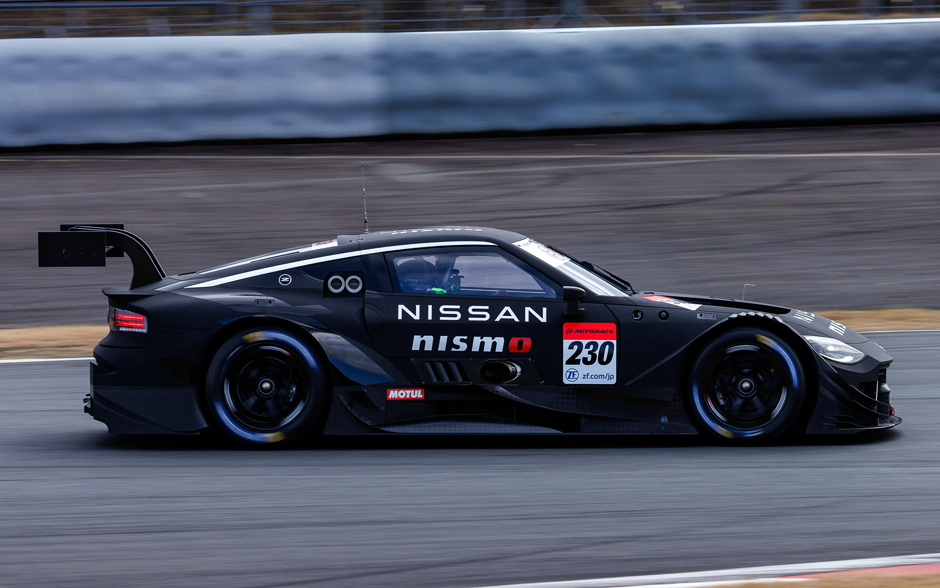 初披露後はテスト走行がスケジュールされており、陽が傾くまで精力的に走り込みを行なっていた