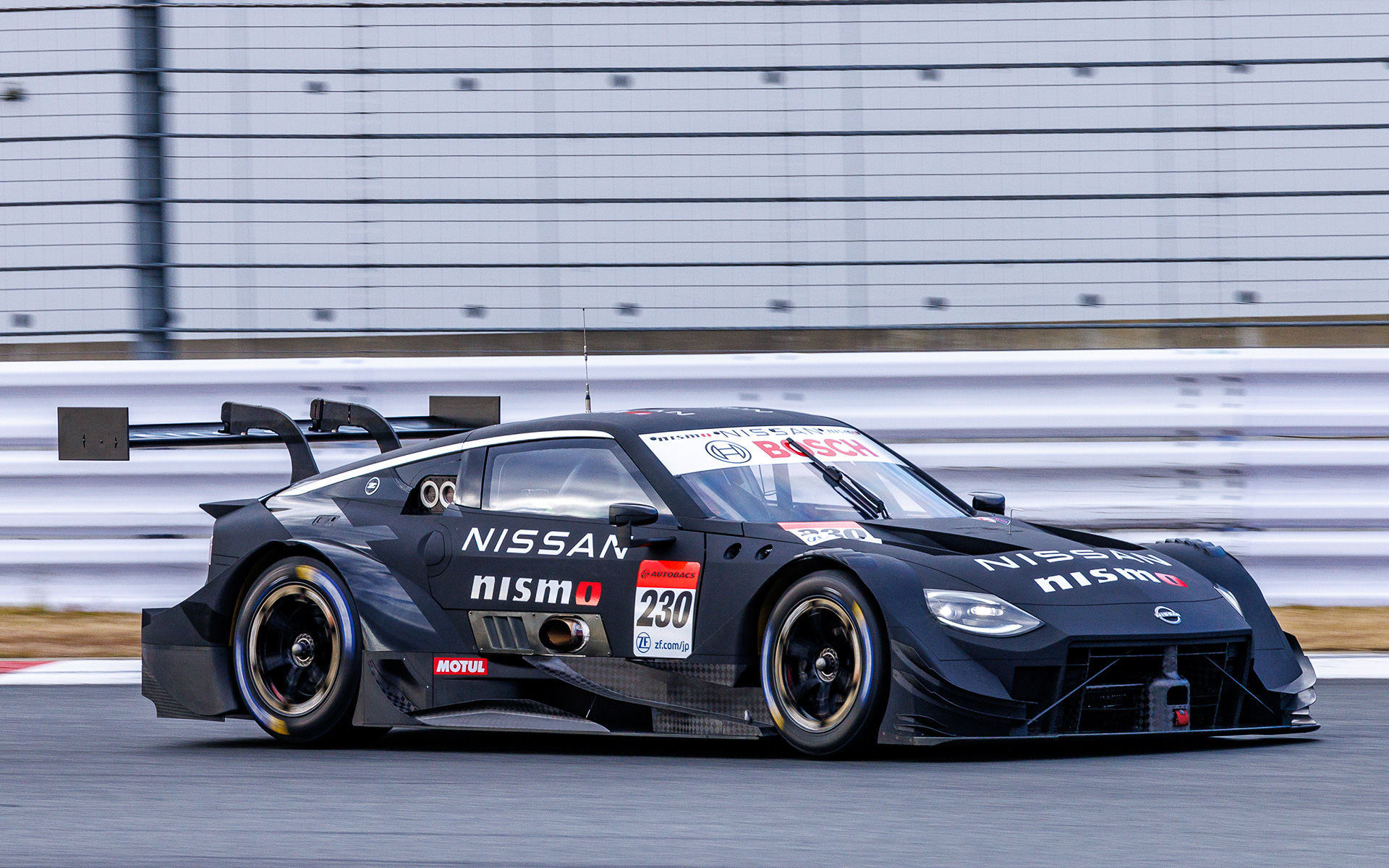 初披露後はテスト走行がスケジュールされており、陽が傾くまで精力的に走り込みを行なっていた