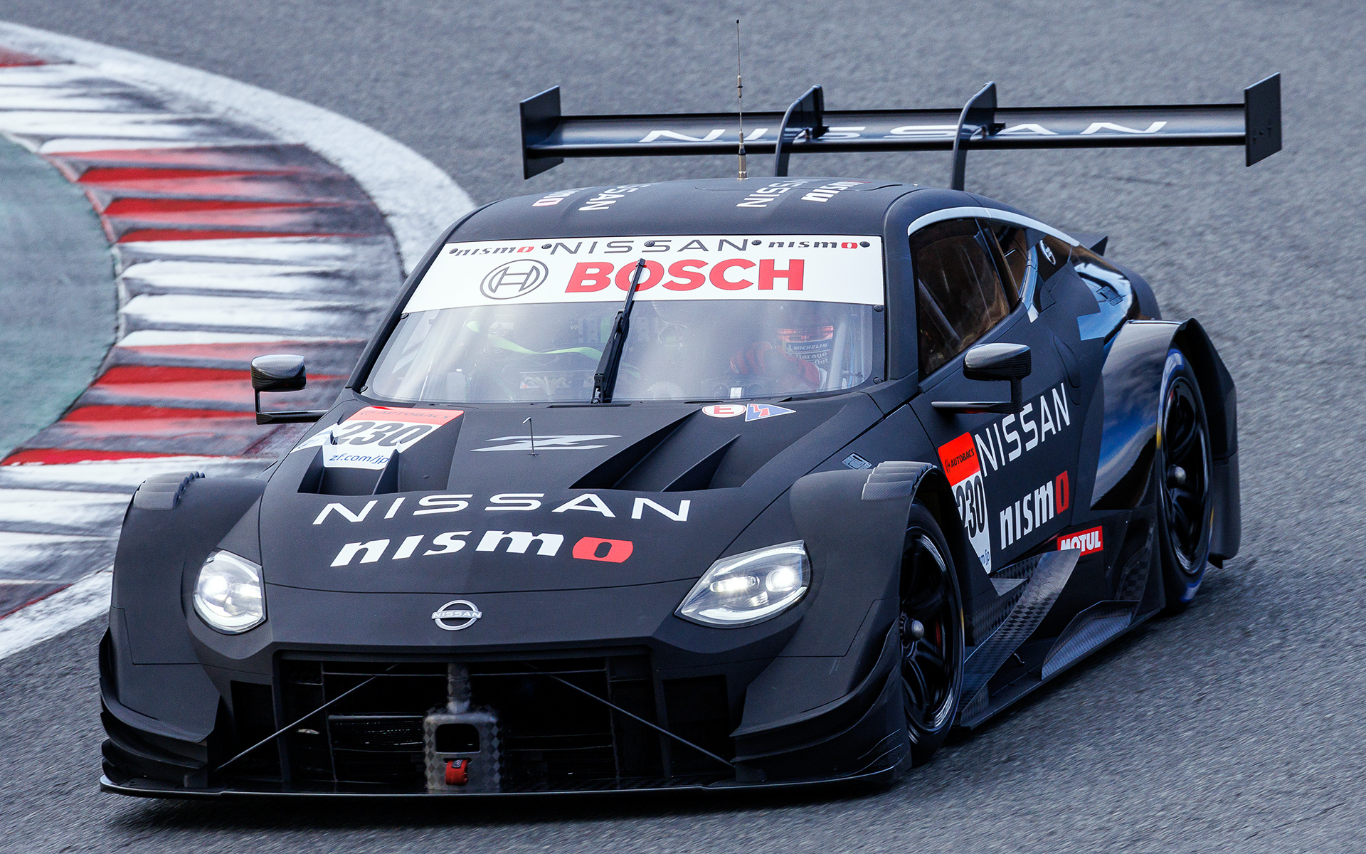 初披露後はテスト走行がスケジュールされており、陽が傾くまで精力的に走り込みを行なっていた