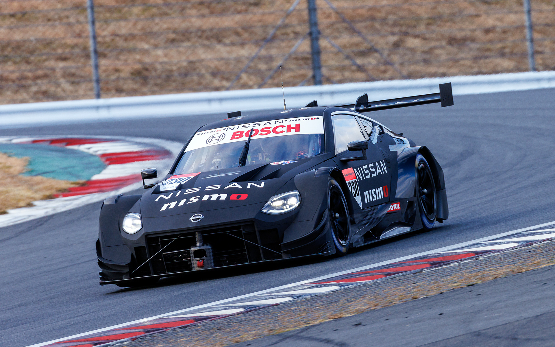 初披露後はテスト走行がスケジュールされており、陽が傾くまで精力的に走り込みを行なっていた