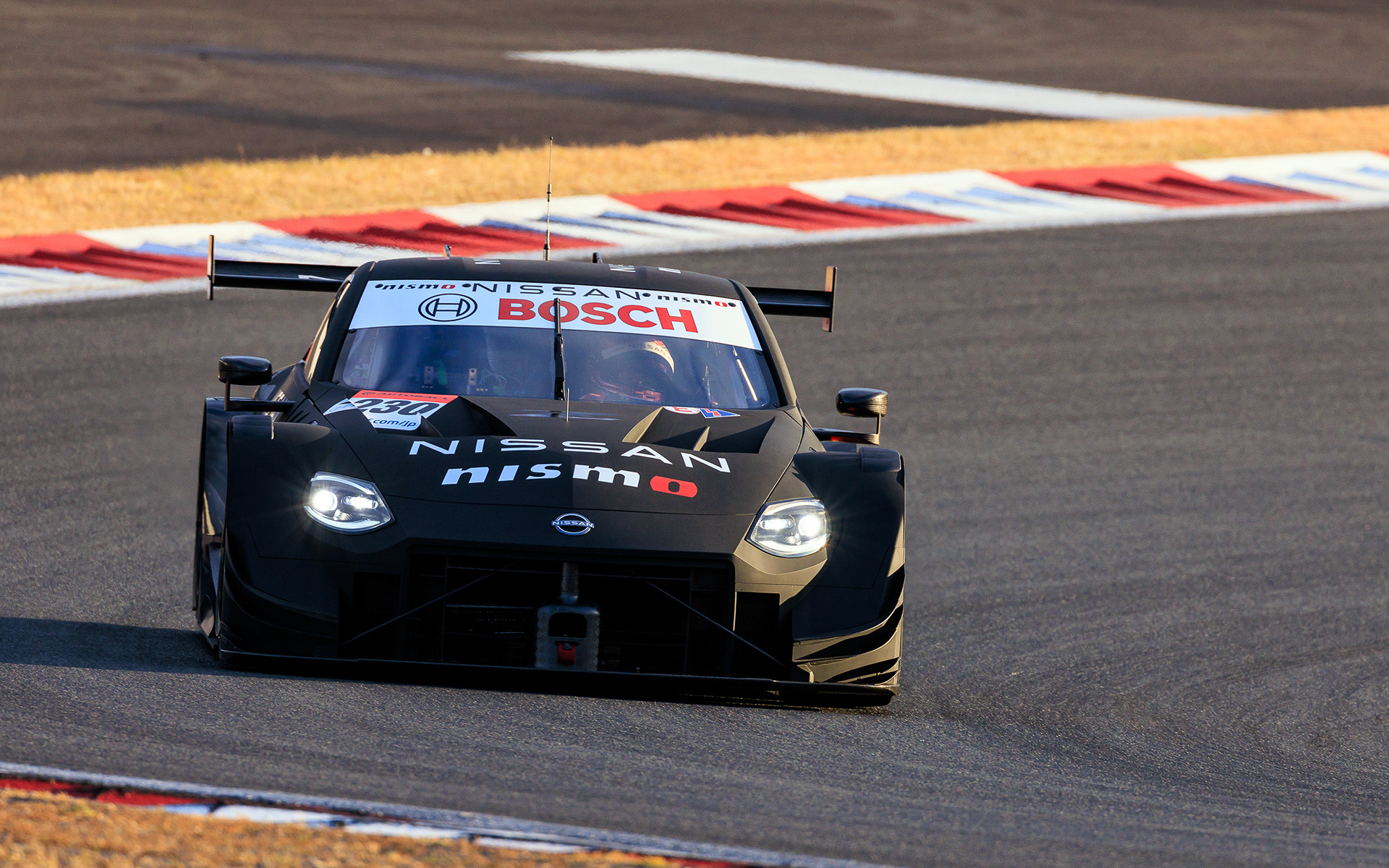 初披露後はテスト走行がスケジュールされており、陽が傾くまで精力的に走り込みを行なっていた