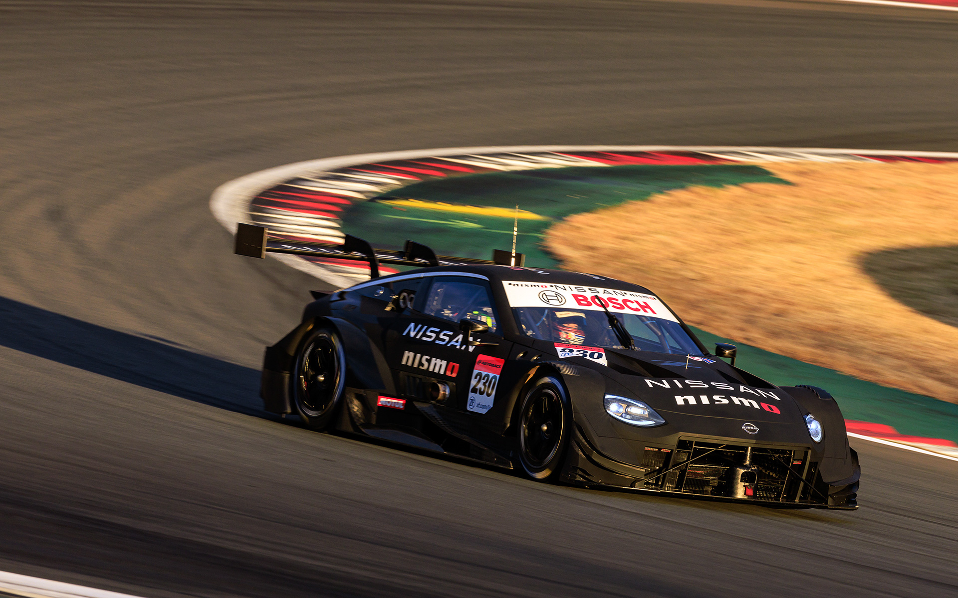 初披露後はテスト走行がスケジュールされており、陽が傾くまで精力的に走り込みを行なっていた