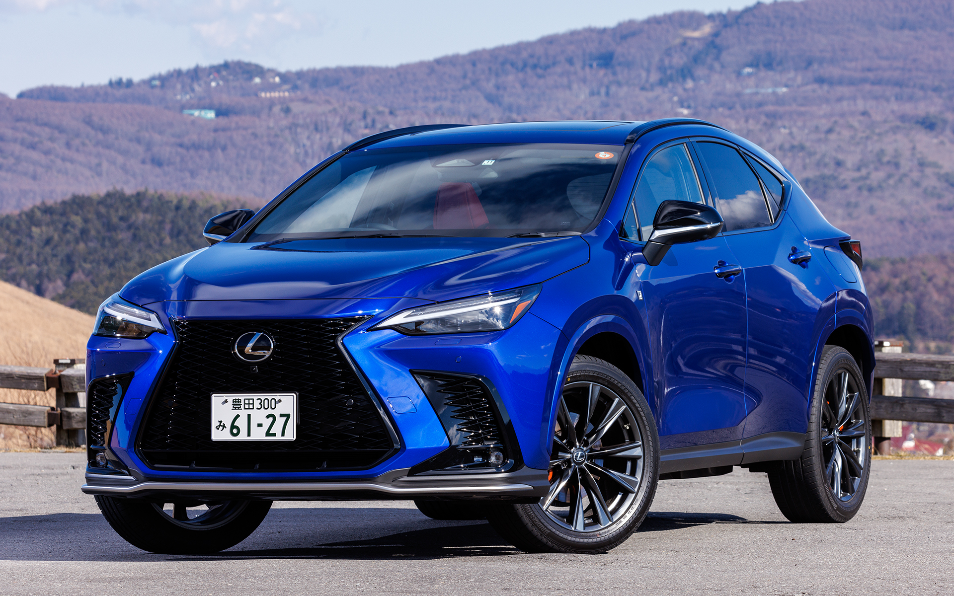 「NX350“F SPORT”」。専用グリルや専用フロントガーニッシュなどを備える