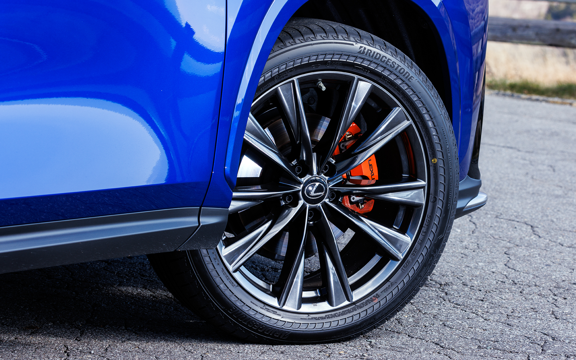 “F SPORT”専用20インチホイール。この車両はメーカーオプションの専用オレンジブレーキキャリパーを装備