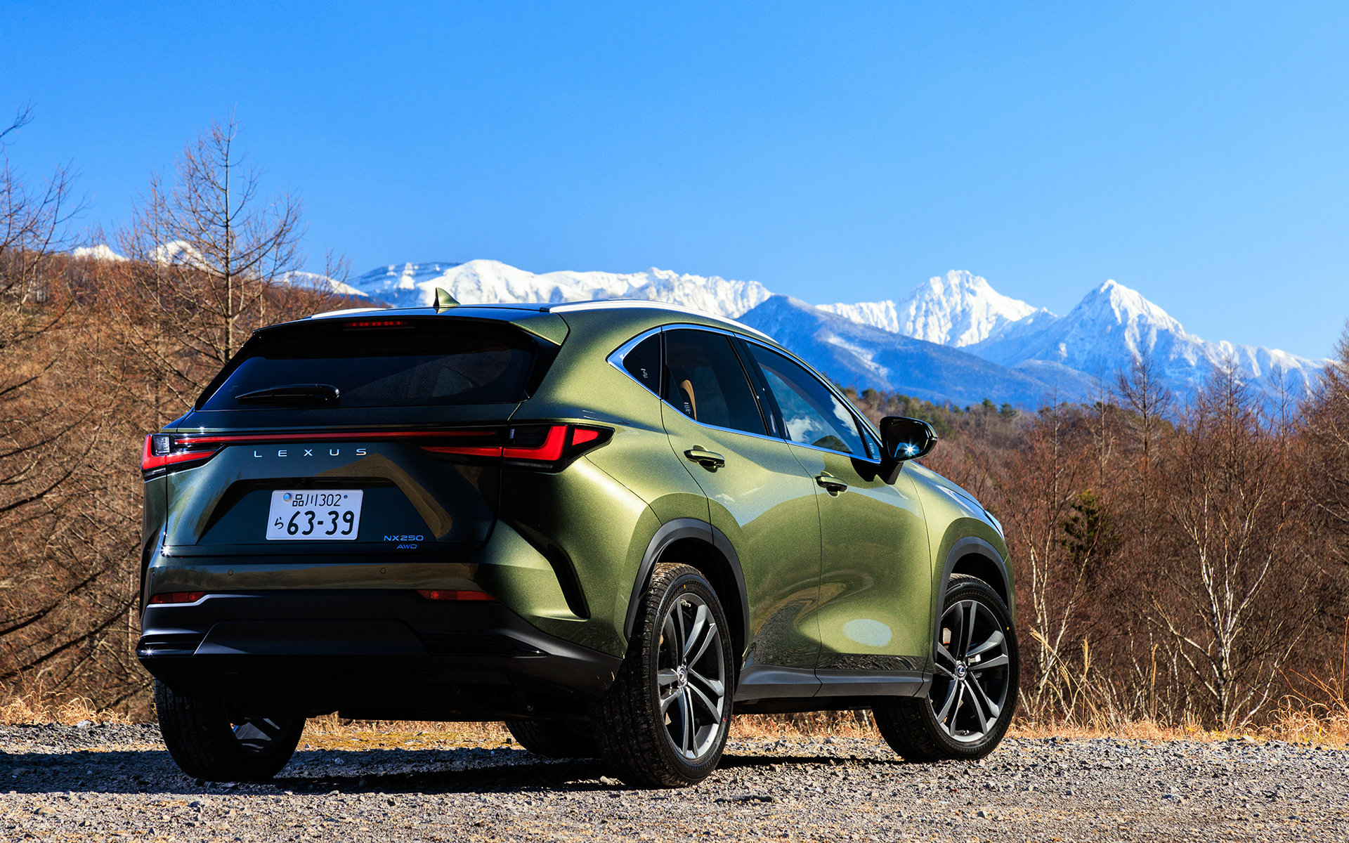 ボディカラーは、テレーンカーキマイカメタリック。新型「NX」の複雑な造形を美しく見せる色だった