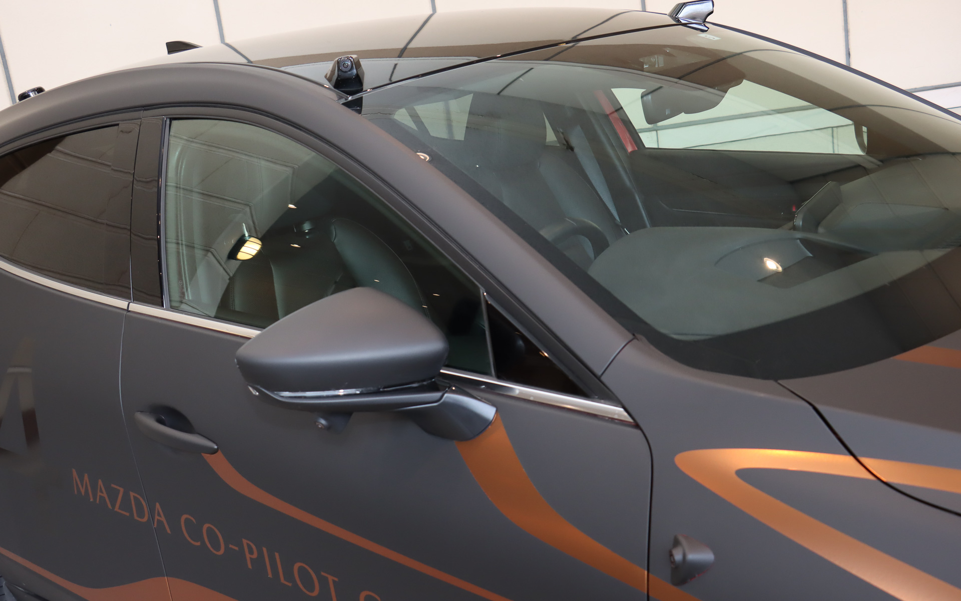 ボディには周辺の状況を確認する12個のカメラを追加