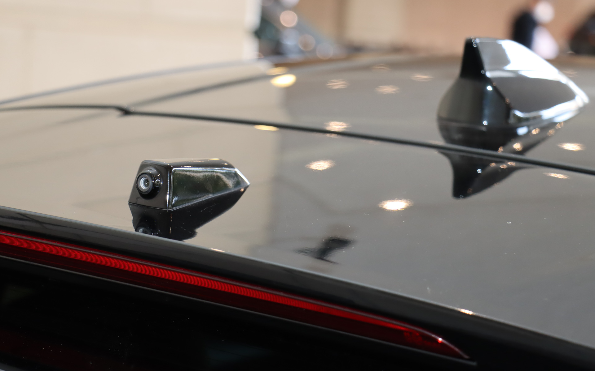 ボディには周辺の状況を確認する12個のカメラを追加