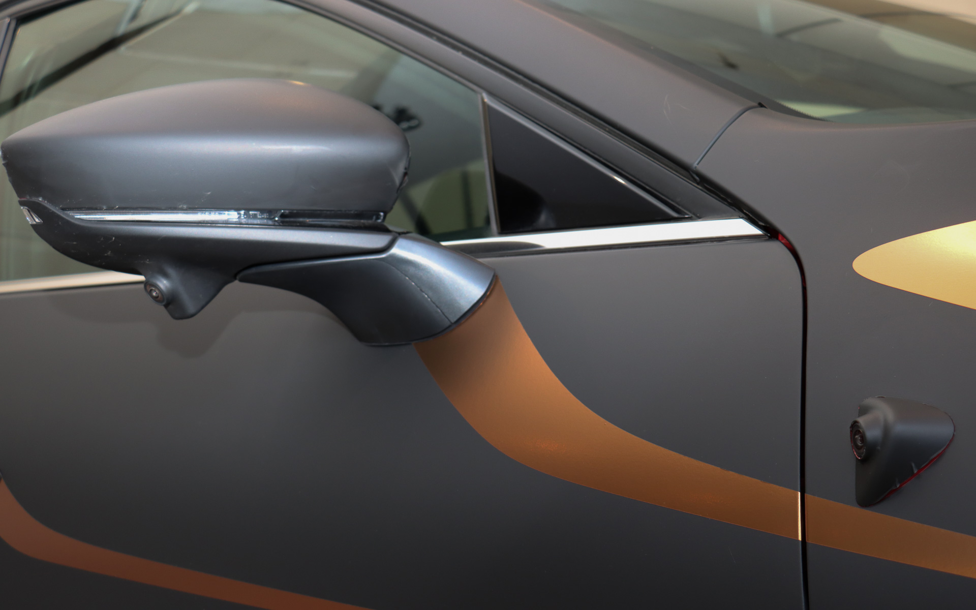 MAZDA3が標準装備している先進安全技術「i-ACTIVSENSE」は基本的に車両前方の情報を中心にセンシングしており、車線変更を行なうマツダ・コ・パイロット・コンセプト2.0では車両の側方や後方にいる歩行者や自転車などの状況確認が必要となるため、カメラを増やしているという