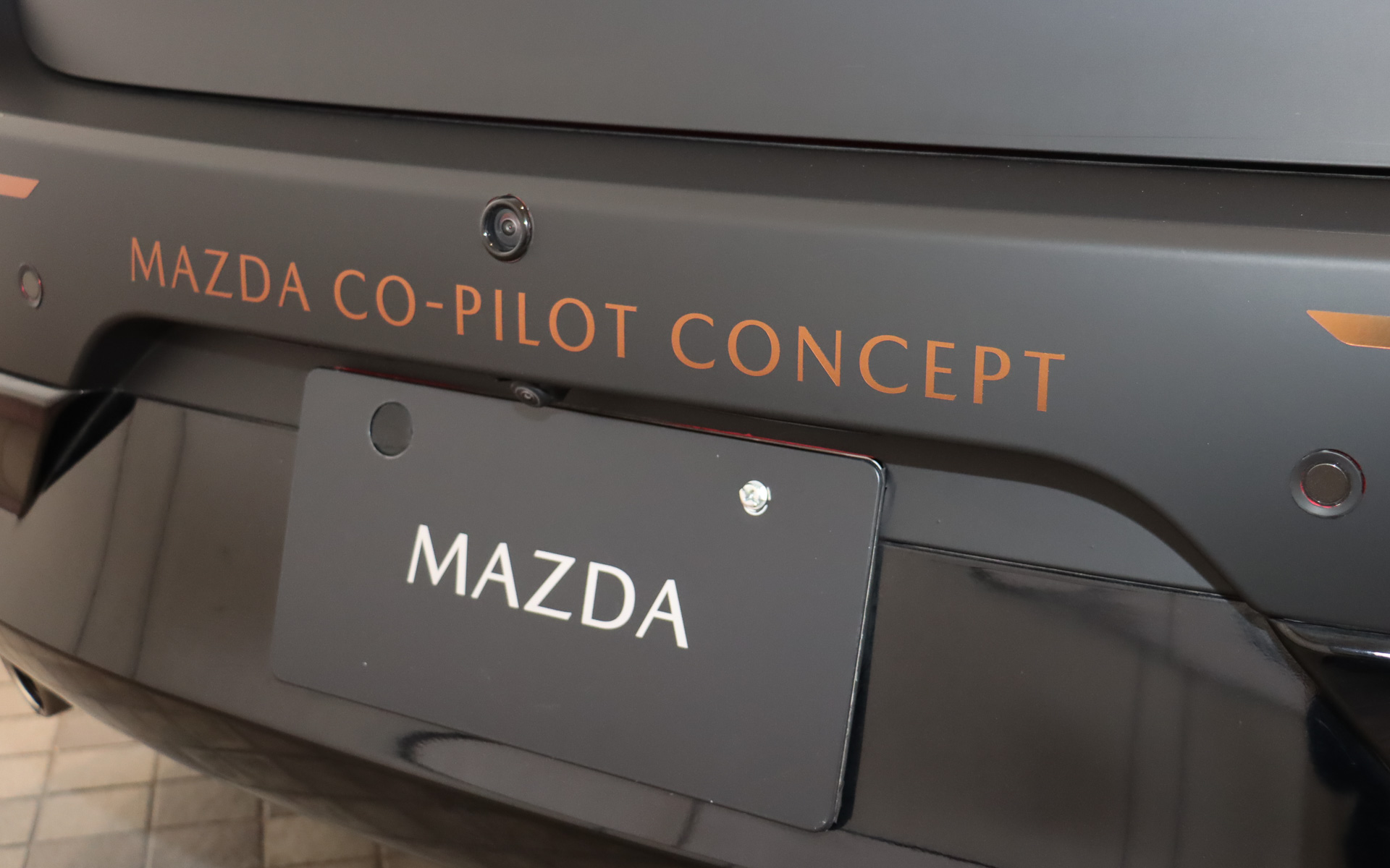 MAZDA3が標準装備している先進安全技術「i-ACTIVSENSE」は基本的に車両前方の情報を中心にセンシングしており、車線変更を行なうマツダ・コ・パイロット・コンセプト2.0では車両の側方や後方にいる歩行者や自転車などの状況確認が必要となるため、カメラを増やしているという