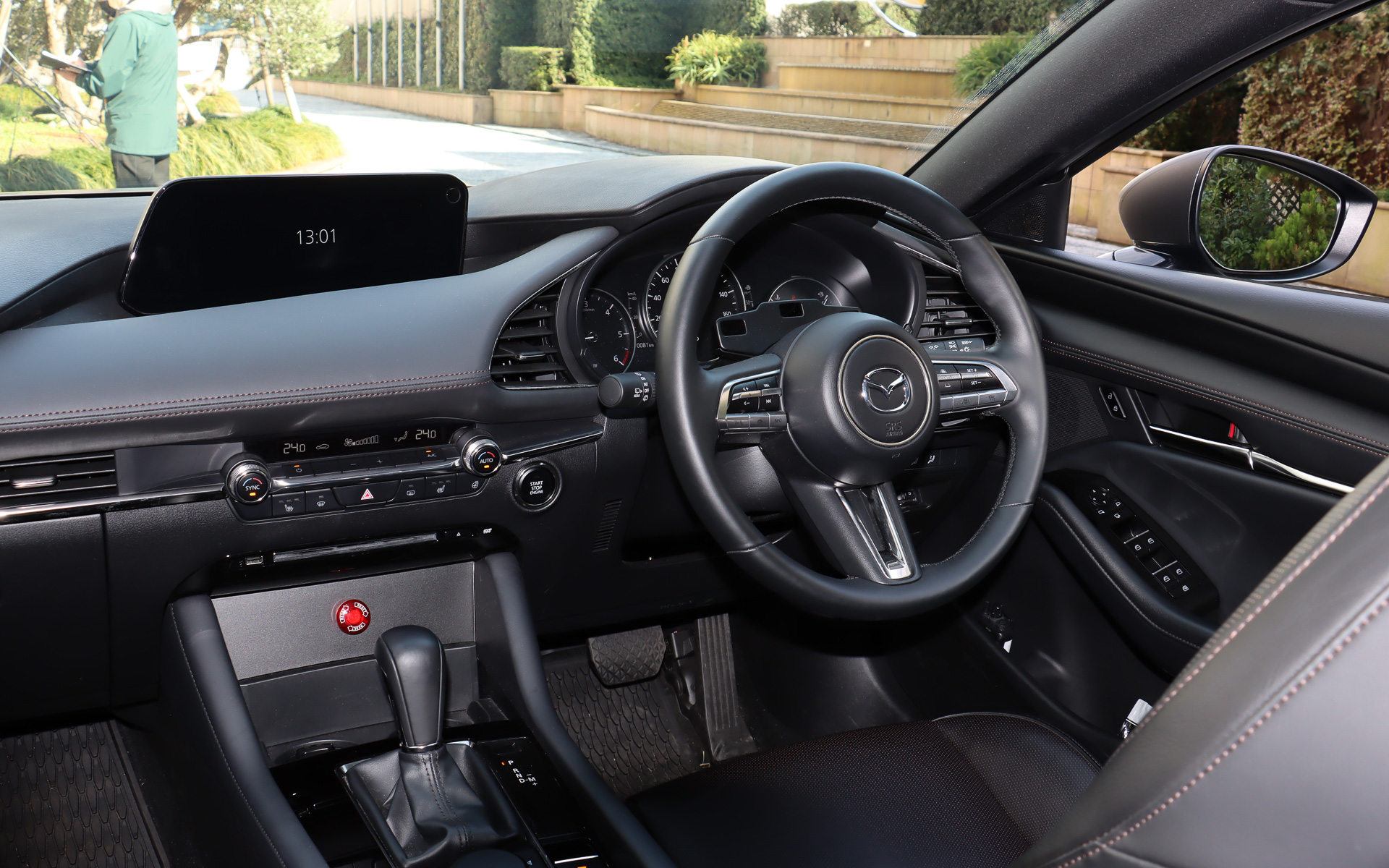 車内で追加されているのは、ステアリングコラムに設置されたドライバーの状態を検知するカメラと、実証実験のガイドラインで定められている緊急停止スイッチの2種類。i-ACTIVSENSEの「ドライバー・モニタリング」では、インパネ上に設置された「マツダ コネクト」のディスプレイ右上にあるカメラでドライバーの疲労や眠気を検知しており、マツダ・コ・パイロット・コンセプト2.0の市場投入時にはこのようなスマートな形での提供を目指している。しかし、マツダ・コ・パイロット・コンセプト2.0の「予兆検知」で利用しているパラメーターは多岐にわたることから、技術試作車両では新規のカメラを追加して対応している