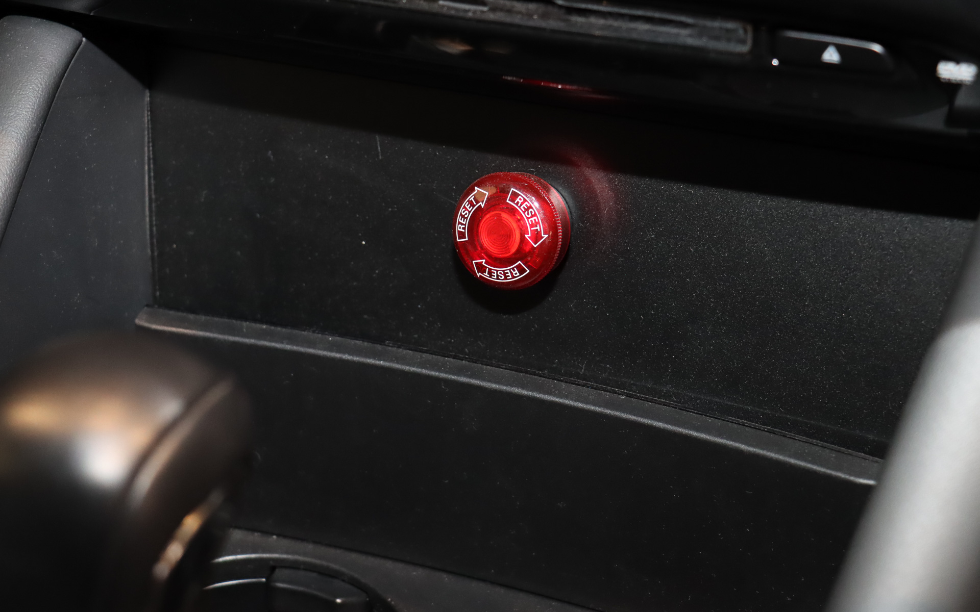 車内で追加されているのは、ステアリングコラムに設置されたドライバーの状態を検知するカメラと、実証実験のガイドラインで定められている緊急停止スイッチの2種類。i-ACTIVSENSEの「ドライバー・モニタリング」では、インパネ上に設置された「マツダ コネクト」のディスプレイ右上にあるカメラでドライバーの疲労や眠気を検知しており、マツダ・コ・パイロット・コンセプト2.0の市場投入時にはこのようなスマートな形での提供を目指している。しかし、マツダ・コ・パイロット・コンセプト2.0の「予兆検知」で利用しているパラメーターは多岐にわたることから、技術試作車両では新規のカメラを追加して対応している