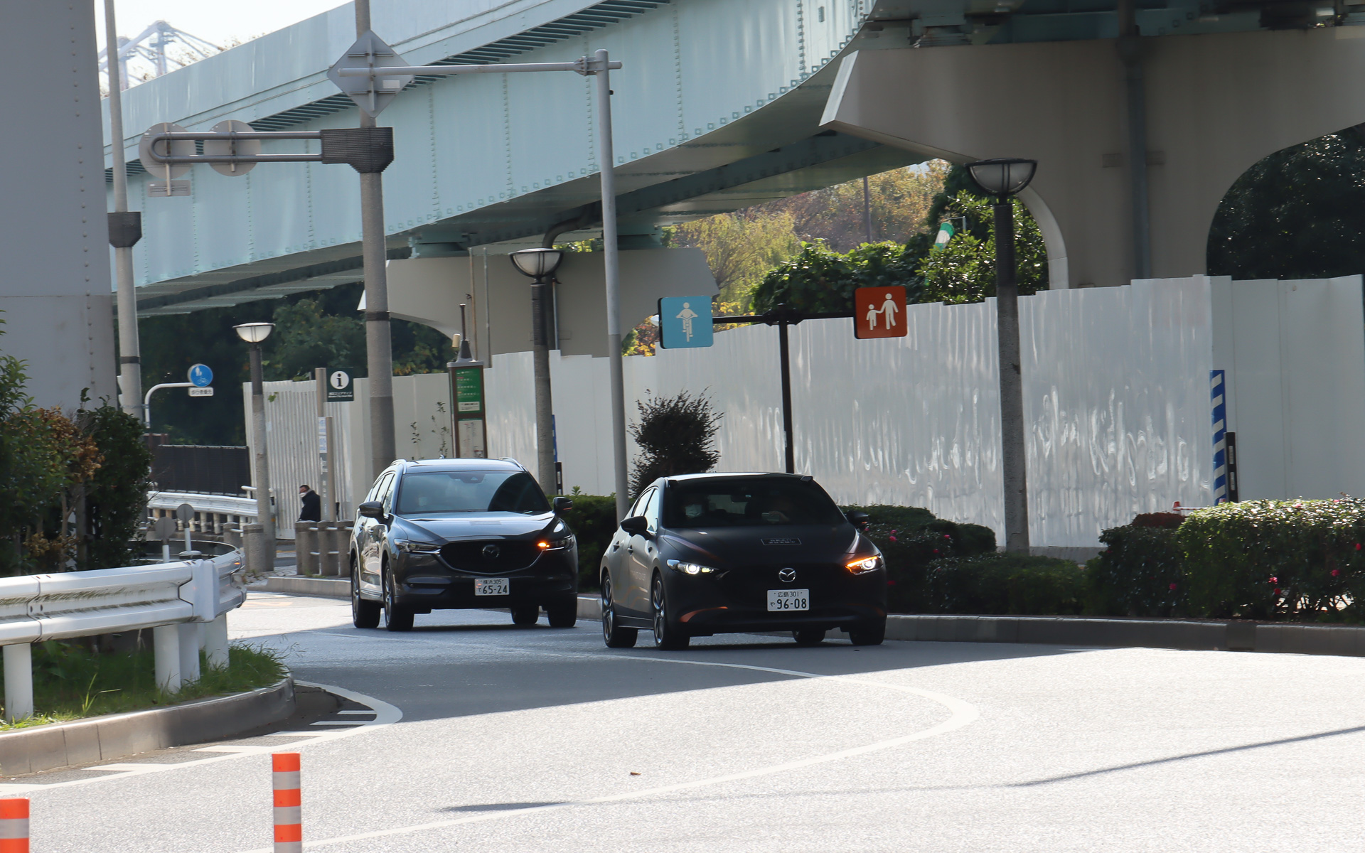 公道を走るマツダ・コ・パイロット・コンセプト2.0の技術試作車両。後方に続く「CX-5」は試乗会用のサポートカー