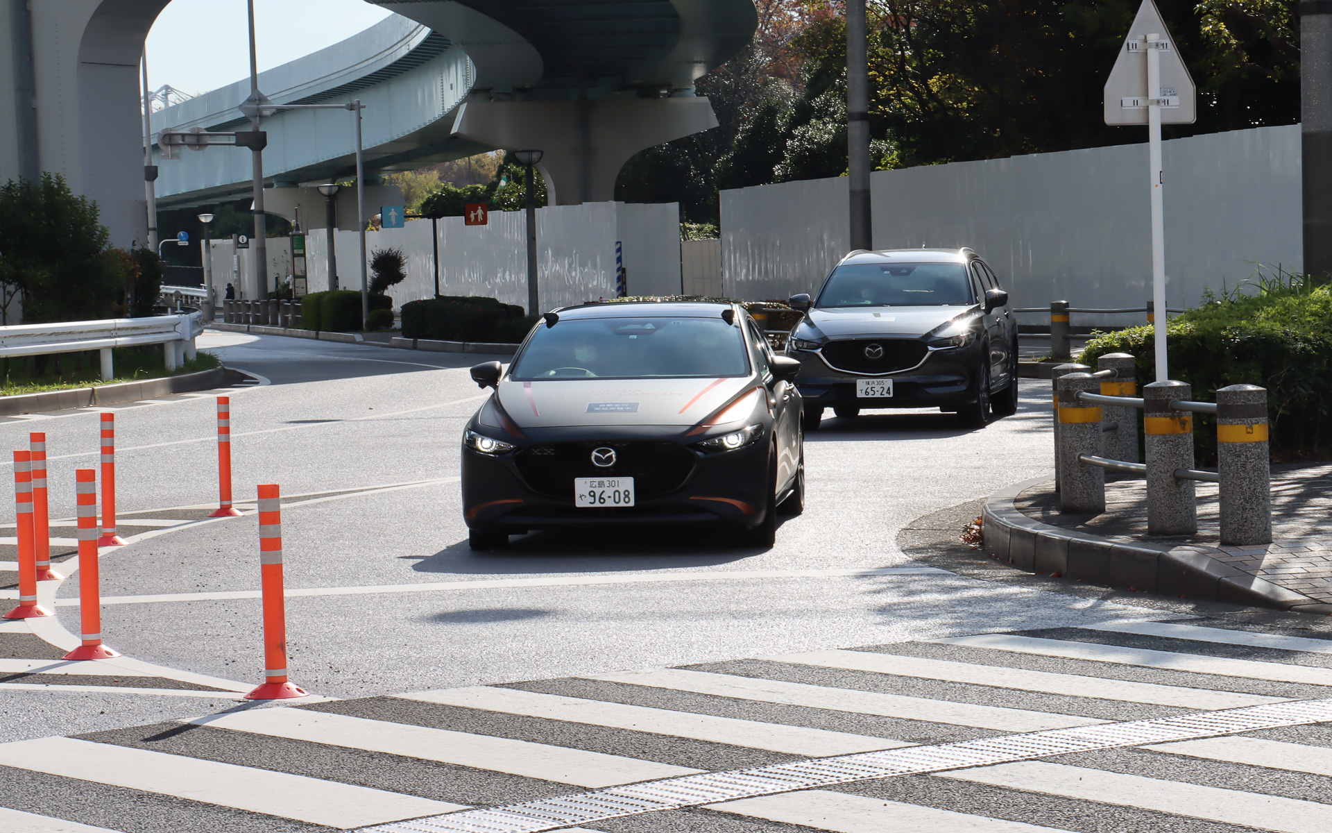 周囲の安全を確認しつつ、車線変更、横断歩道の通過、路肩への接近などを自動で行なっていく