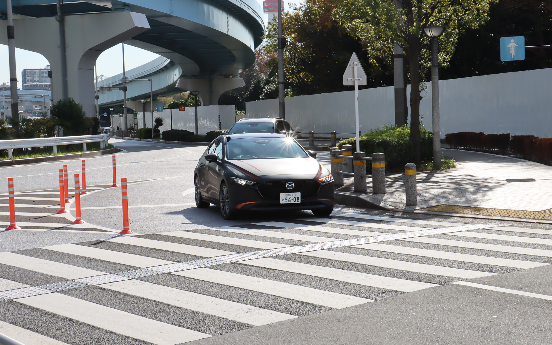 周囲の安全を確認しつつ、車線変更、横断歩道の通過、路肩への接近などを自動で行なっていく