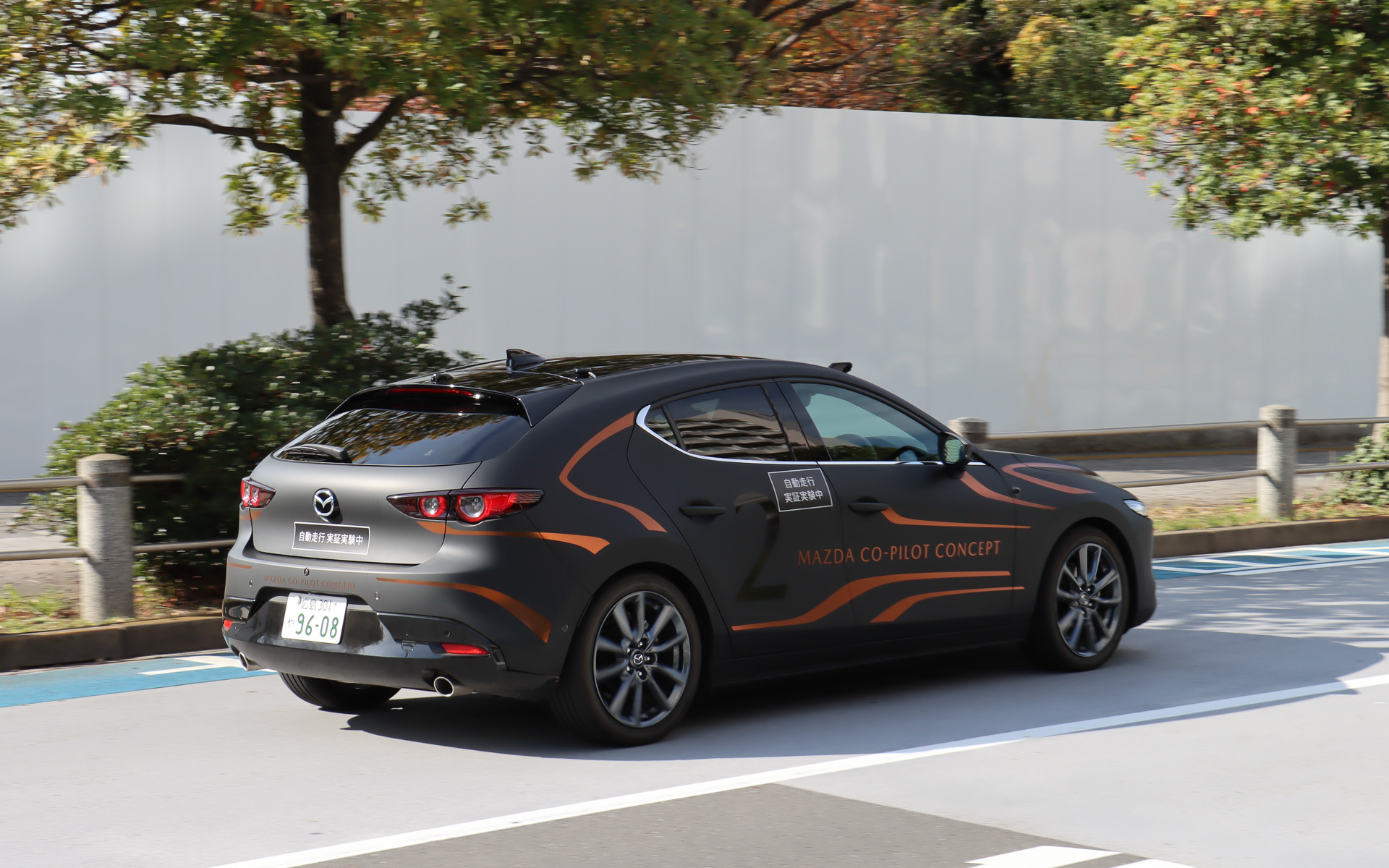 周囲の安全を確認しつつ、車線変更、横断歩道の通過、路肩への接近などを自動で行なっていく