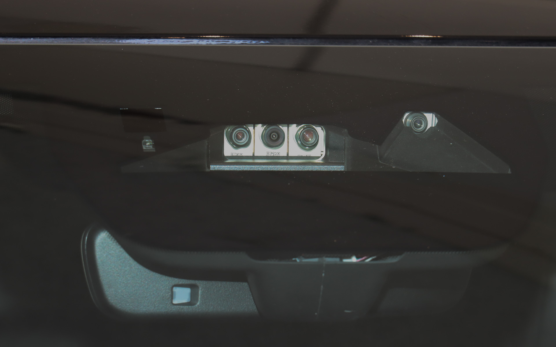 i-ACTIVSENSEのカメラで撮影したRAWデータを外界認識に利用。デモではフロントウィンドウの前に大型ディスプレイを設置して走行状態を再現した