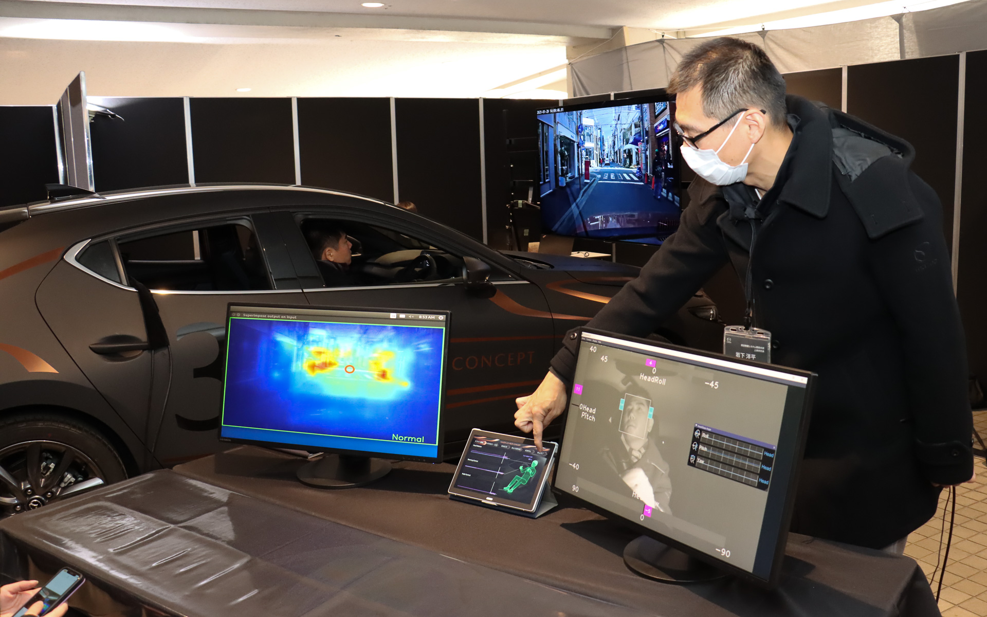 乗車している説明員が目立つ服を着ている人や日差しを反射して光っている部分などを注視して「受動的な視線挙動」を再現すると、数秒間続いたところで車両がドライバーに異常が出はじめていると検知して、ディスプレイ表示やタブレット内のアイコンの色使いが変化した