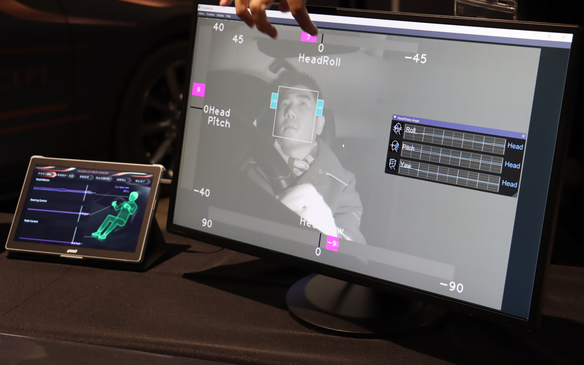 ドライバーの顔を捉えた四角い枠の両サイドに設置されたブルーのバーで開眼度を表示