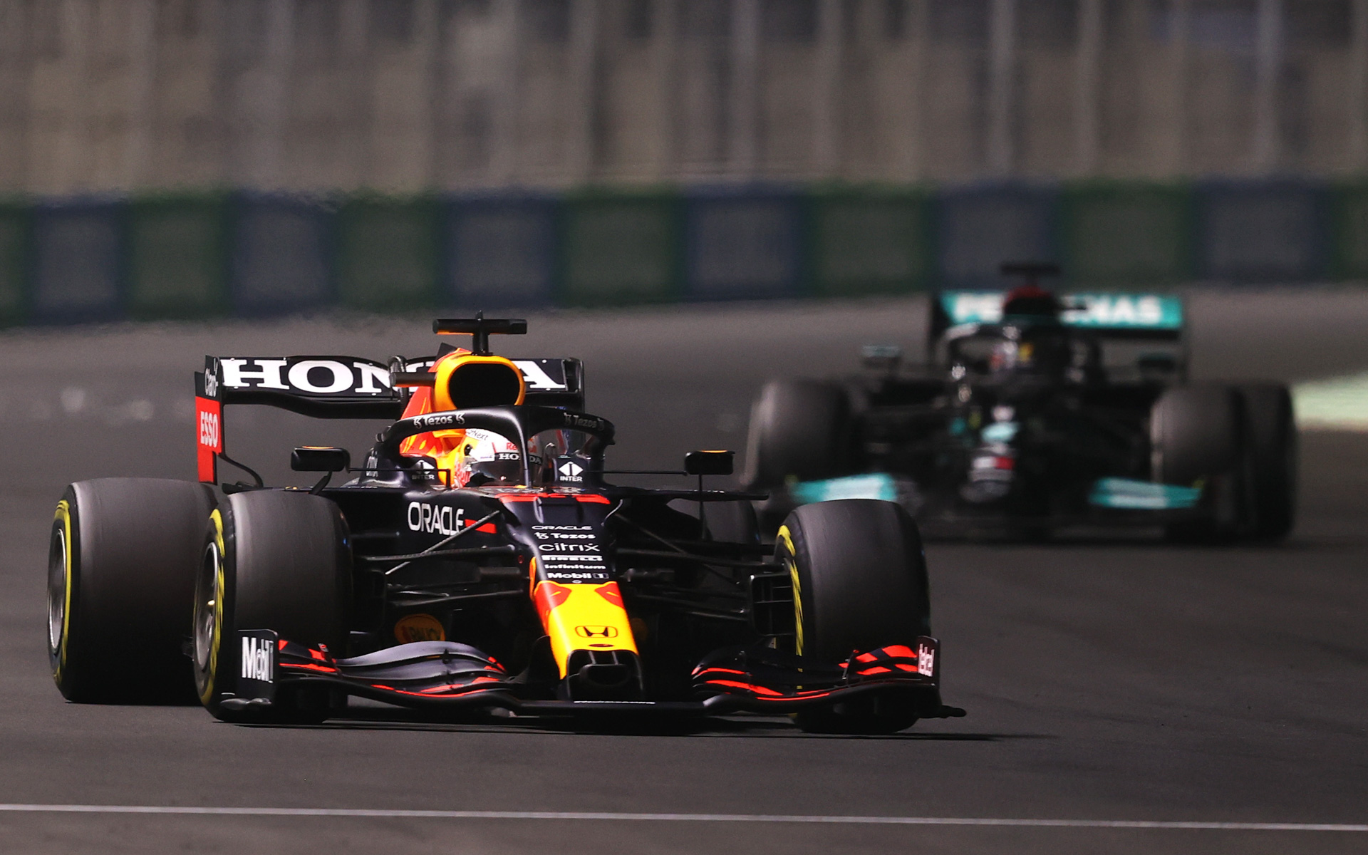 レース中盤ルイス・ハミルトン選手を抑えてトップを走るマックス・フェルスタッペン選手