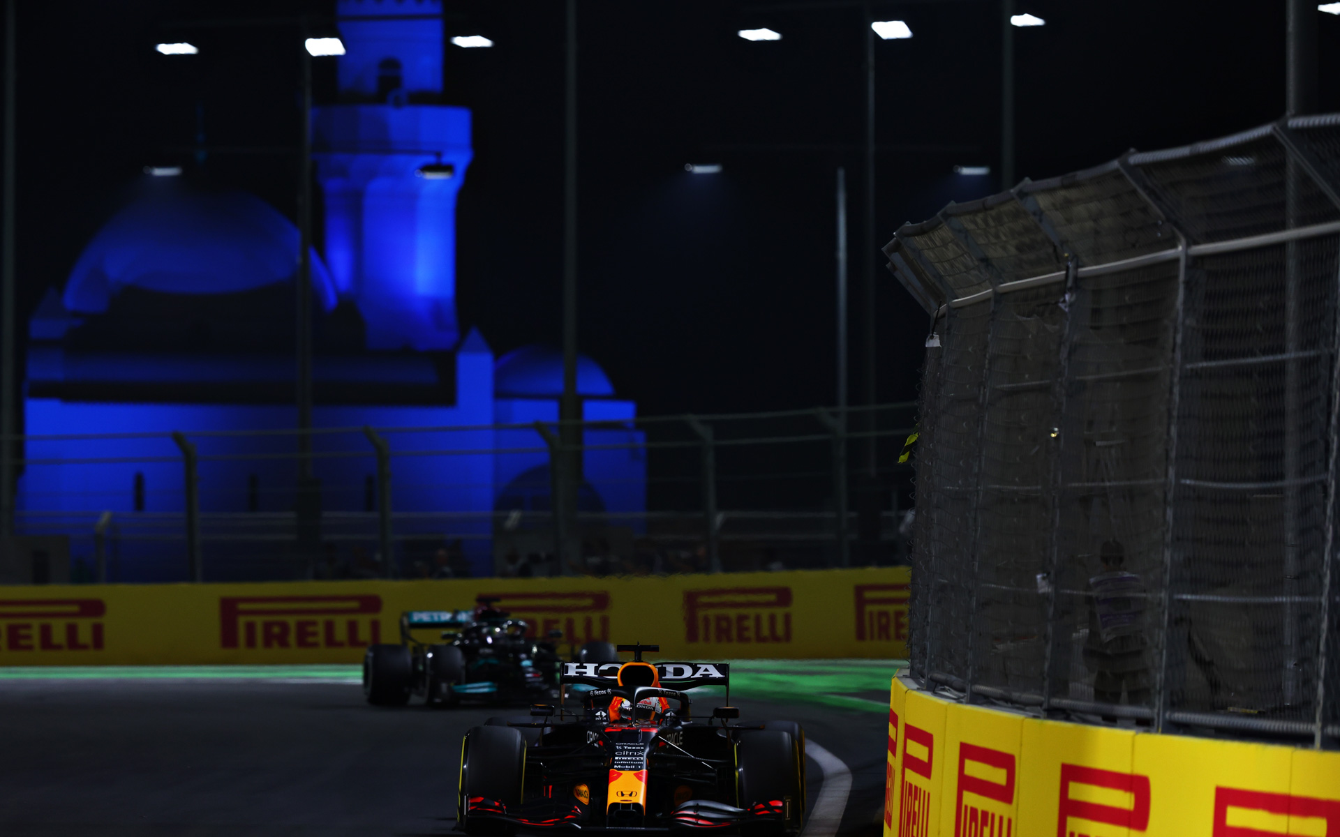 モスクを背に走るフェルスタッペン選手とハミルトン選手