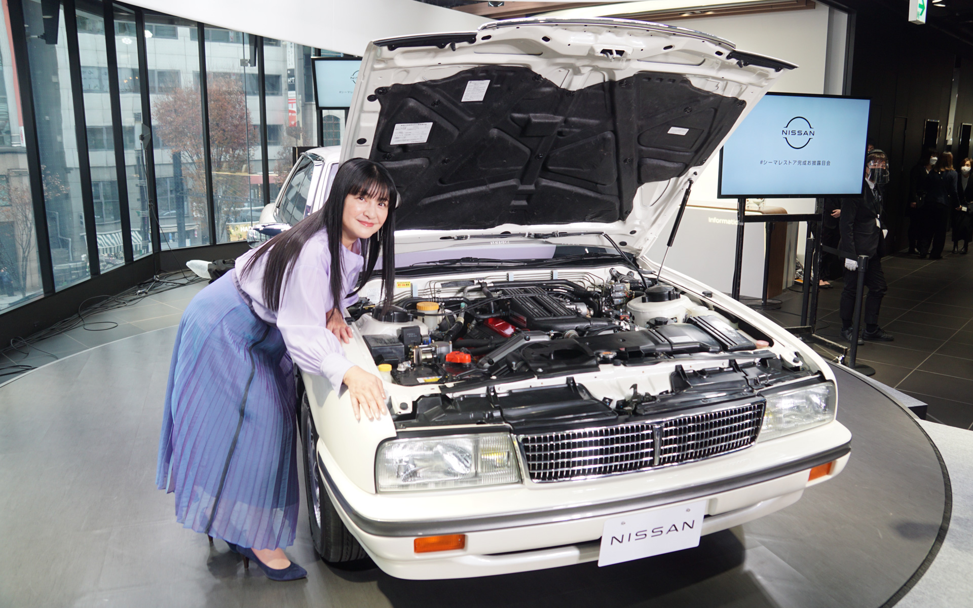 お披露目会で伊藤かずえさんがピカピカになったエンジンルームも公開