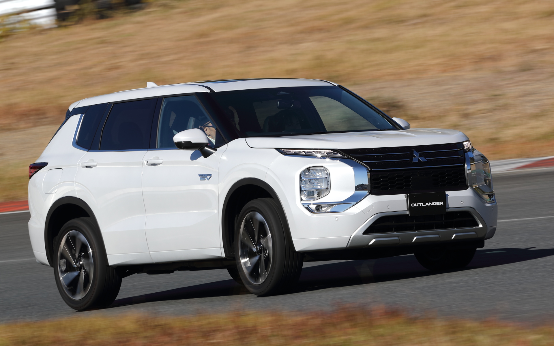 三菱「アウトランダーPHEV」