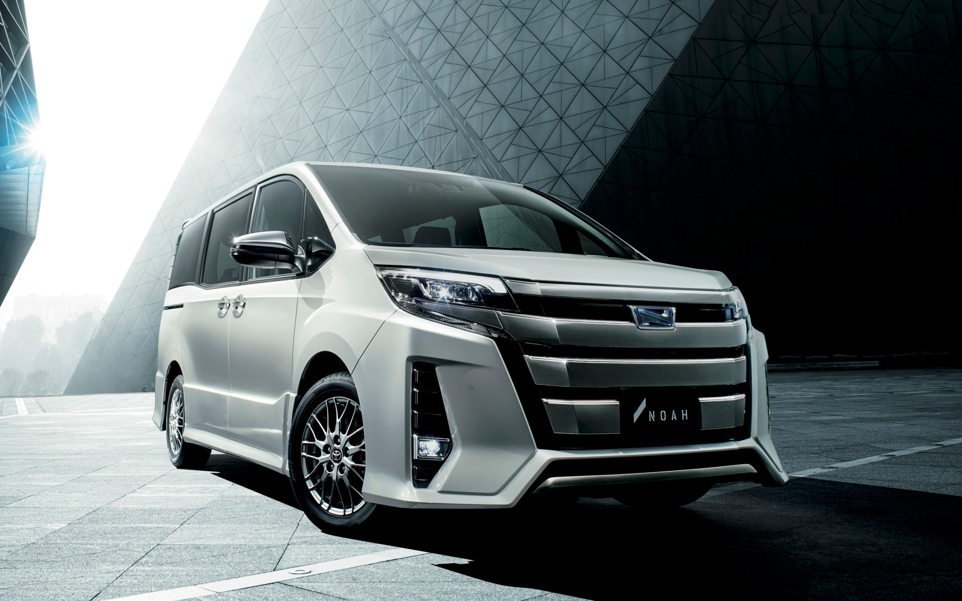 写真は現行モデルのノア