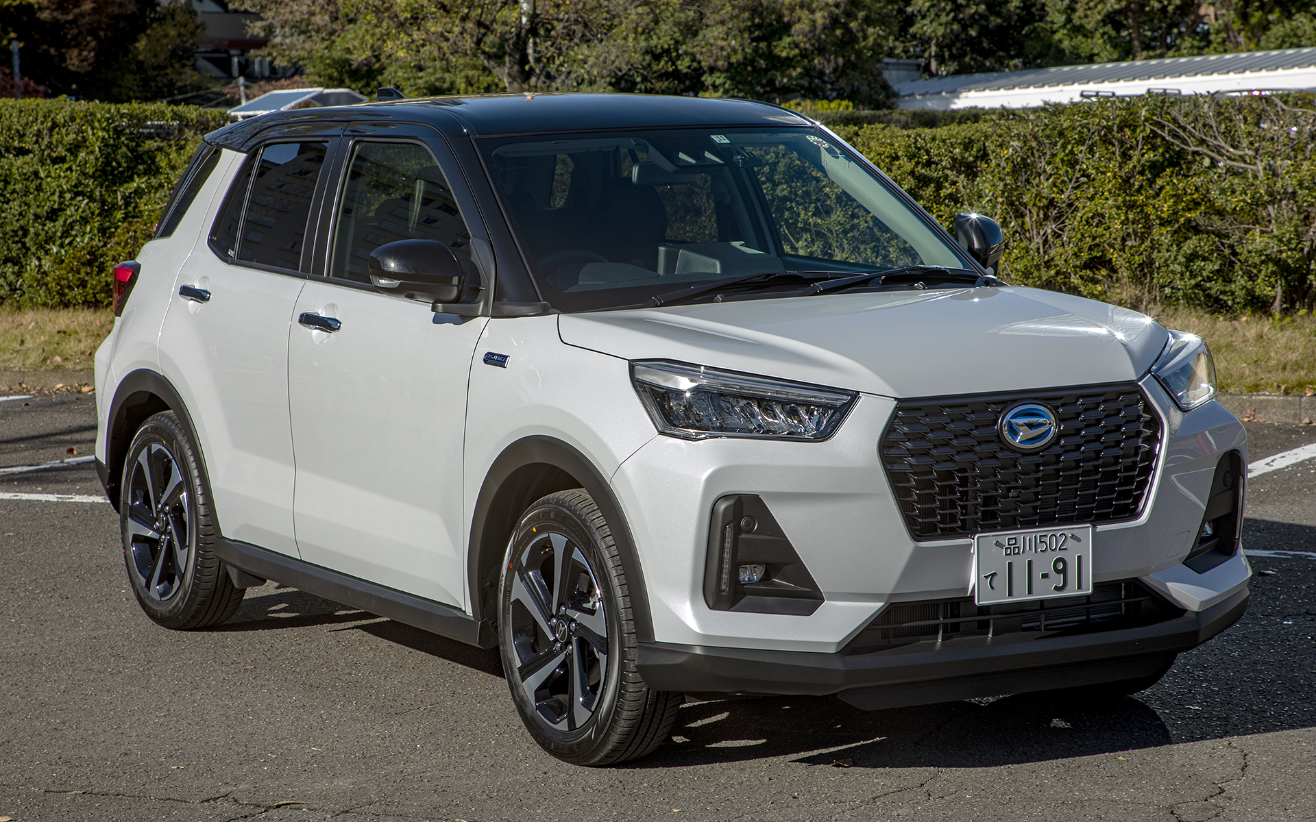 ダイハツ工業「ロッキー」。価格は166万7000円～231万8200円。ボディサイズは3995×1695×1620mm（全長×全幅×全高）、ホイールベースは2525mm。車両重量はガソリンモデルの2WD車が970kg～980kg、4WD車が1040kg～1050kg。ハイブリッドモデルは1060kg～1070kg