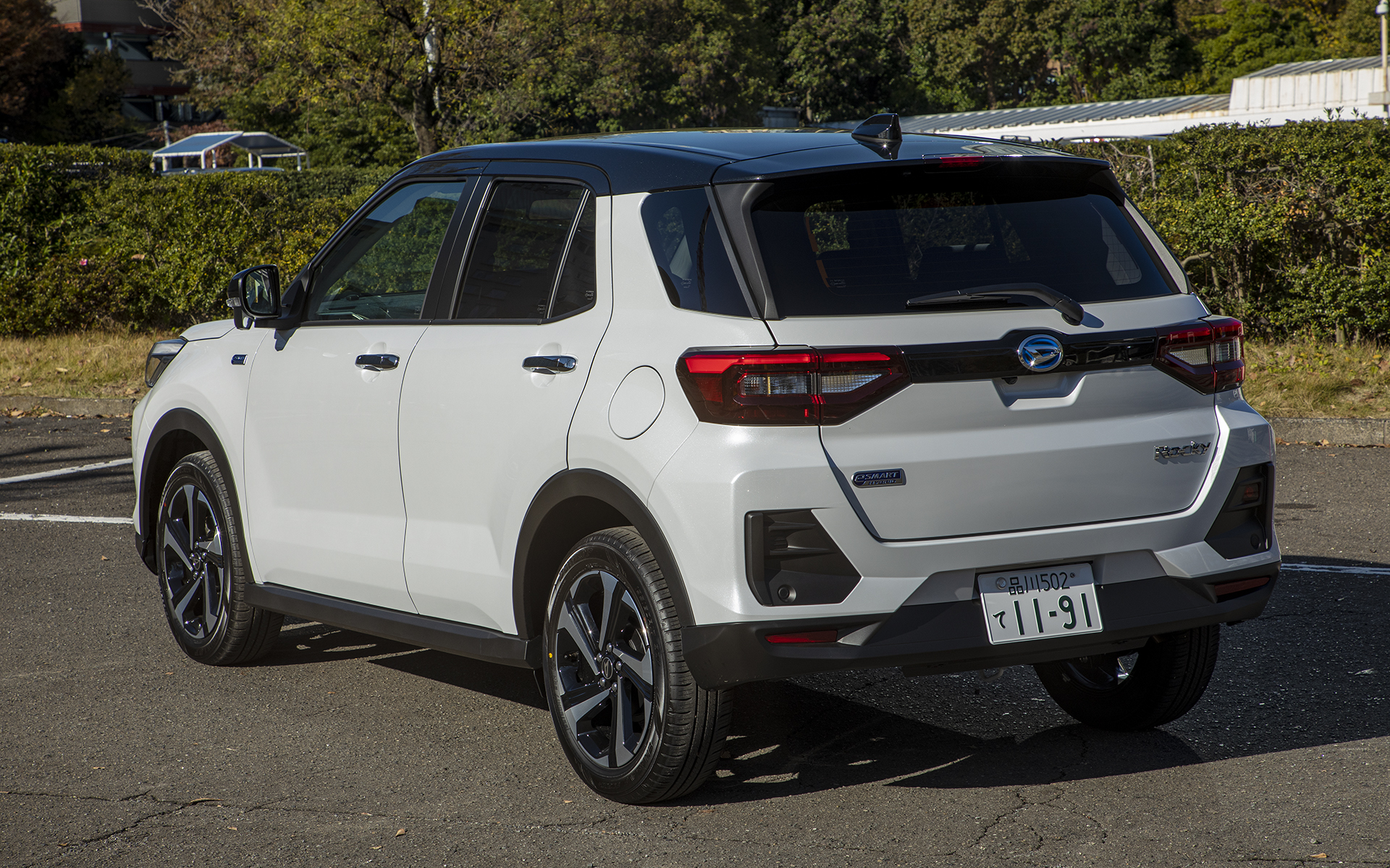 ダイハツ工業「ロッキー」。価格は166万7000円～231万8200円。ボディサイズは3995×1695×1620mm（全長×全幅×全高）、ホイールベースは2525mm。車両重量はガソリンモデルの2WD車が970kg～980kg、4WD車が1040kg～1050kg。ハイブリッドモデルは1060kg～1070kg