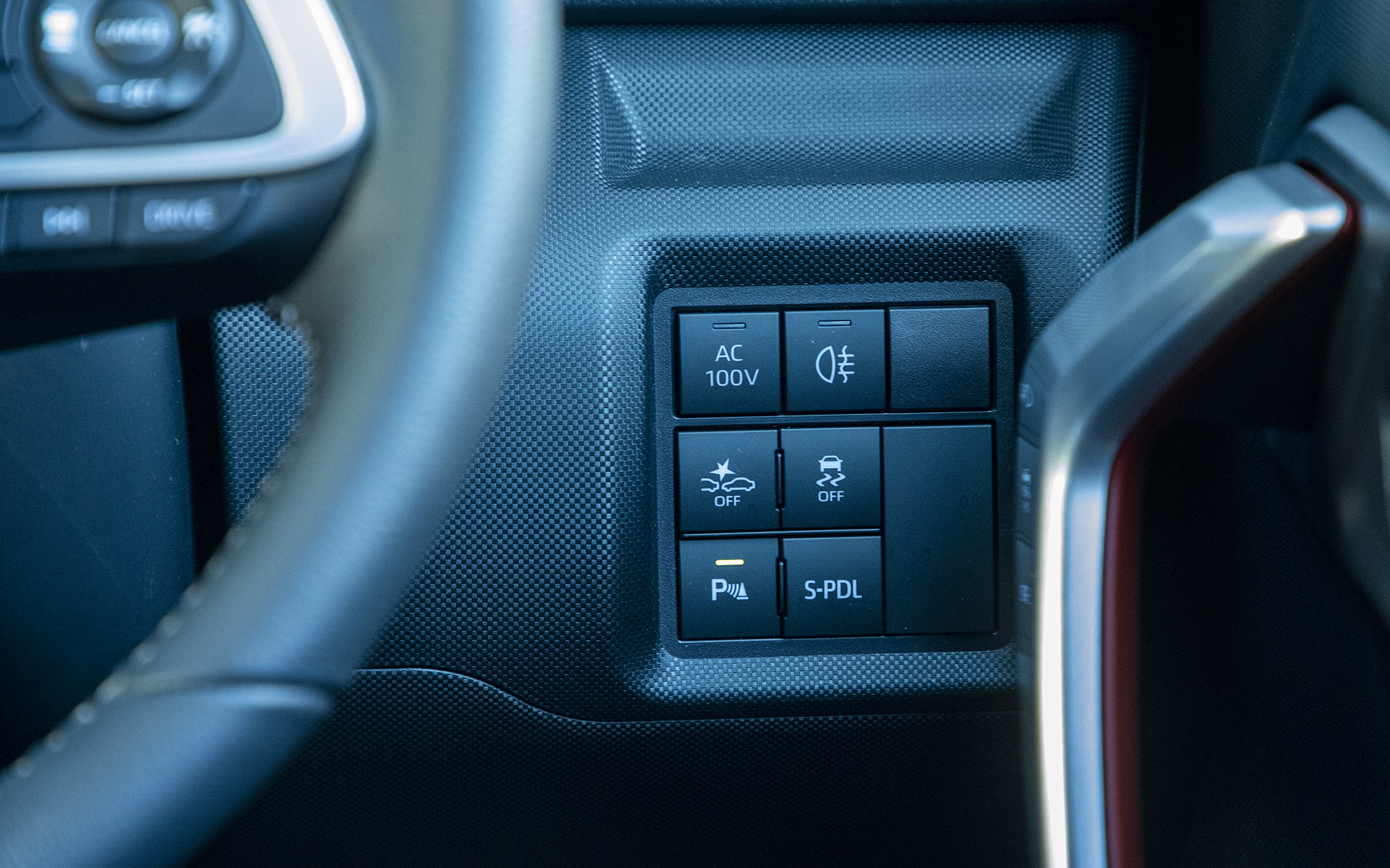 ステアリングコラム右側のスイッチ類。アクセルペダルだけで加減速がコントロールできる「スマートペダル（S-PDL）」のスイッチもここ