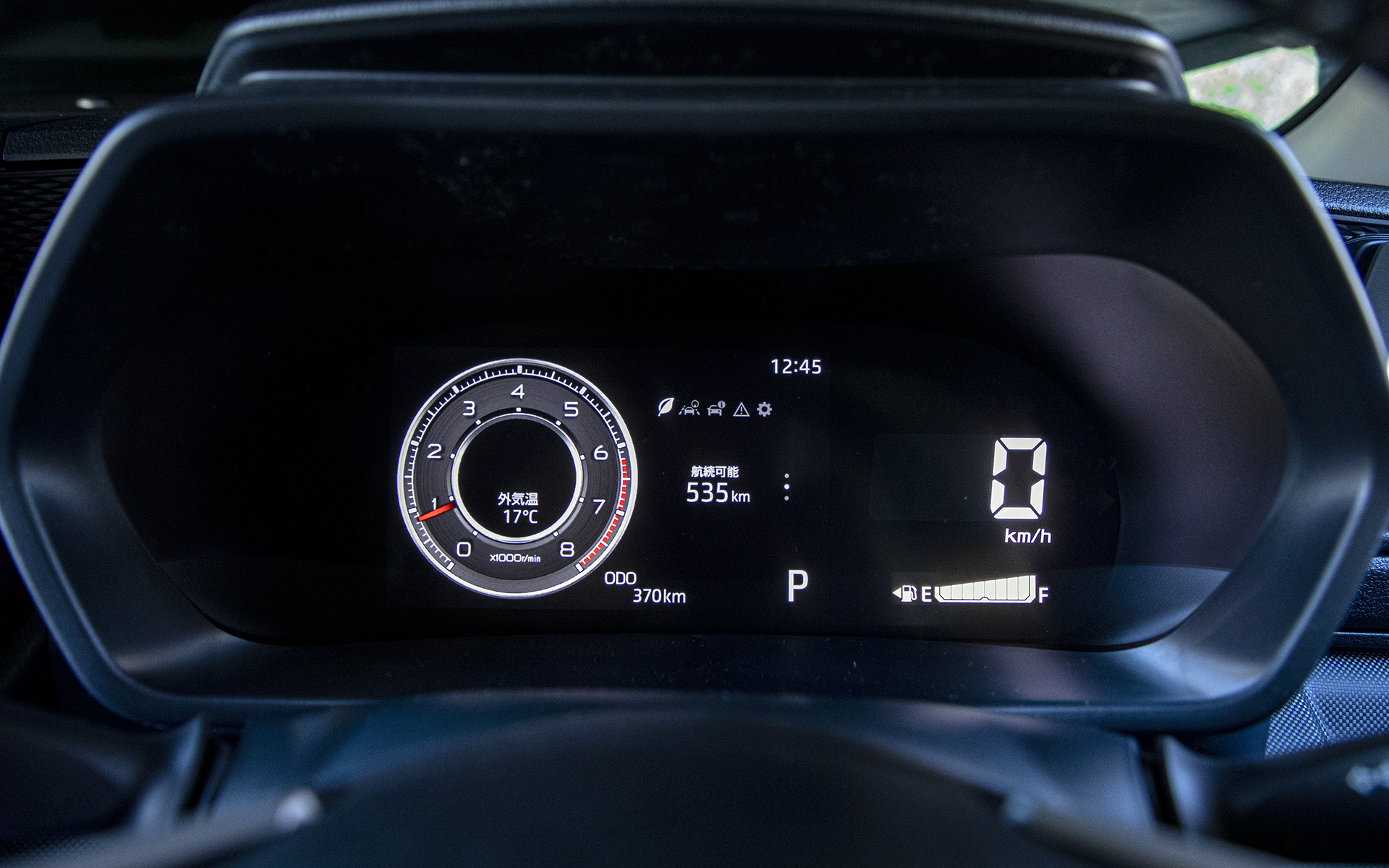 メーター表示。左と中央はガソリンモデル、右はハイブリッドモデル