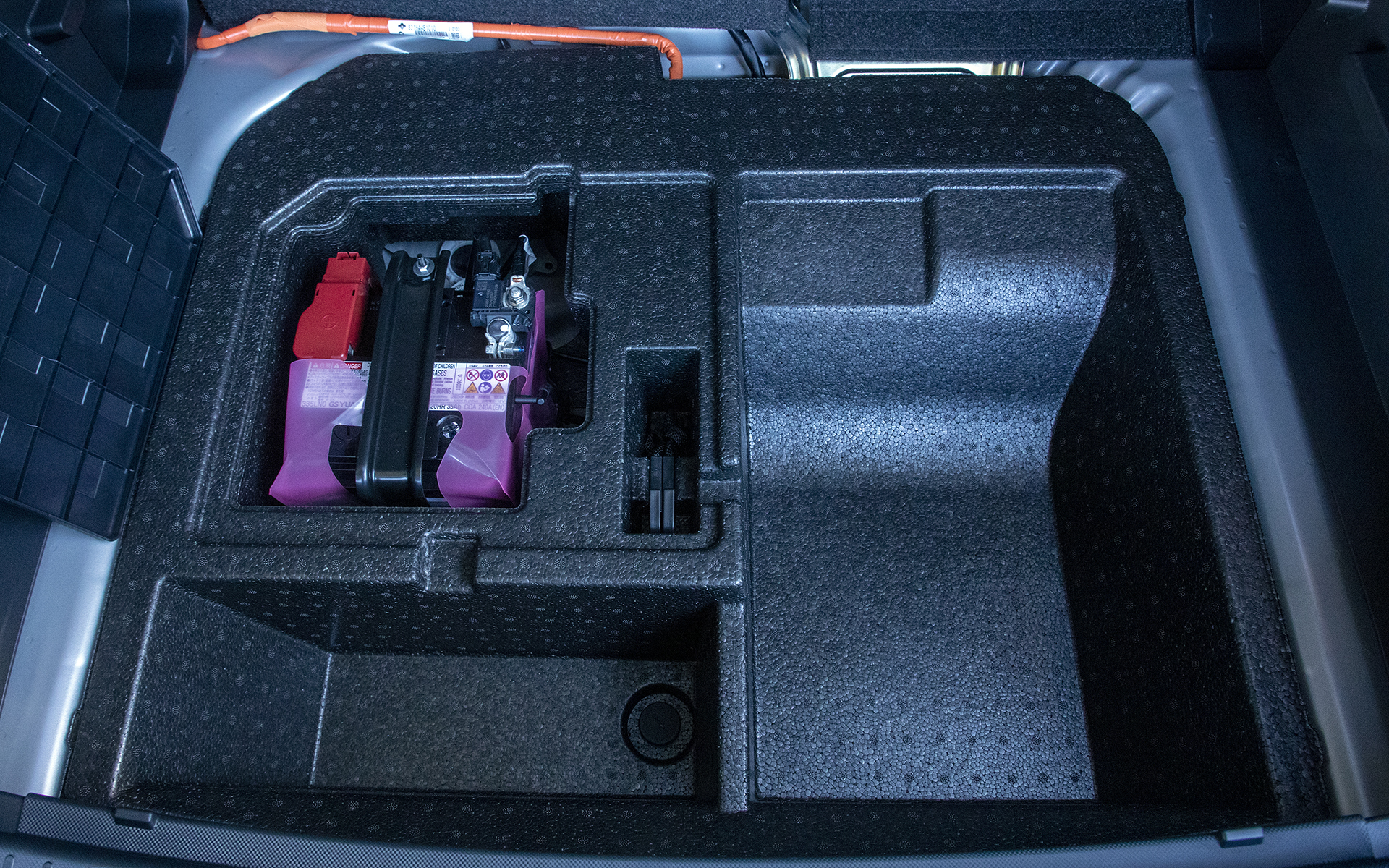 ラゲッジボード下の収納部