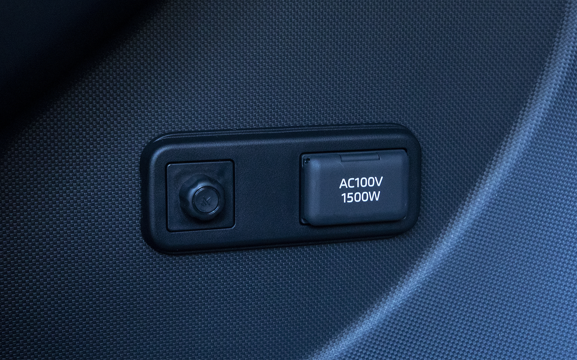 ハイブリッドモデルではAC100V/1500Wのアクセサリーコンセントをオプション設定。停電や災害時にも安心な非常時給電機能を備える