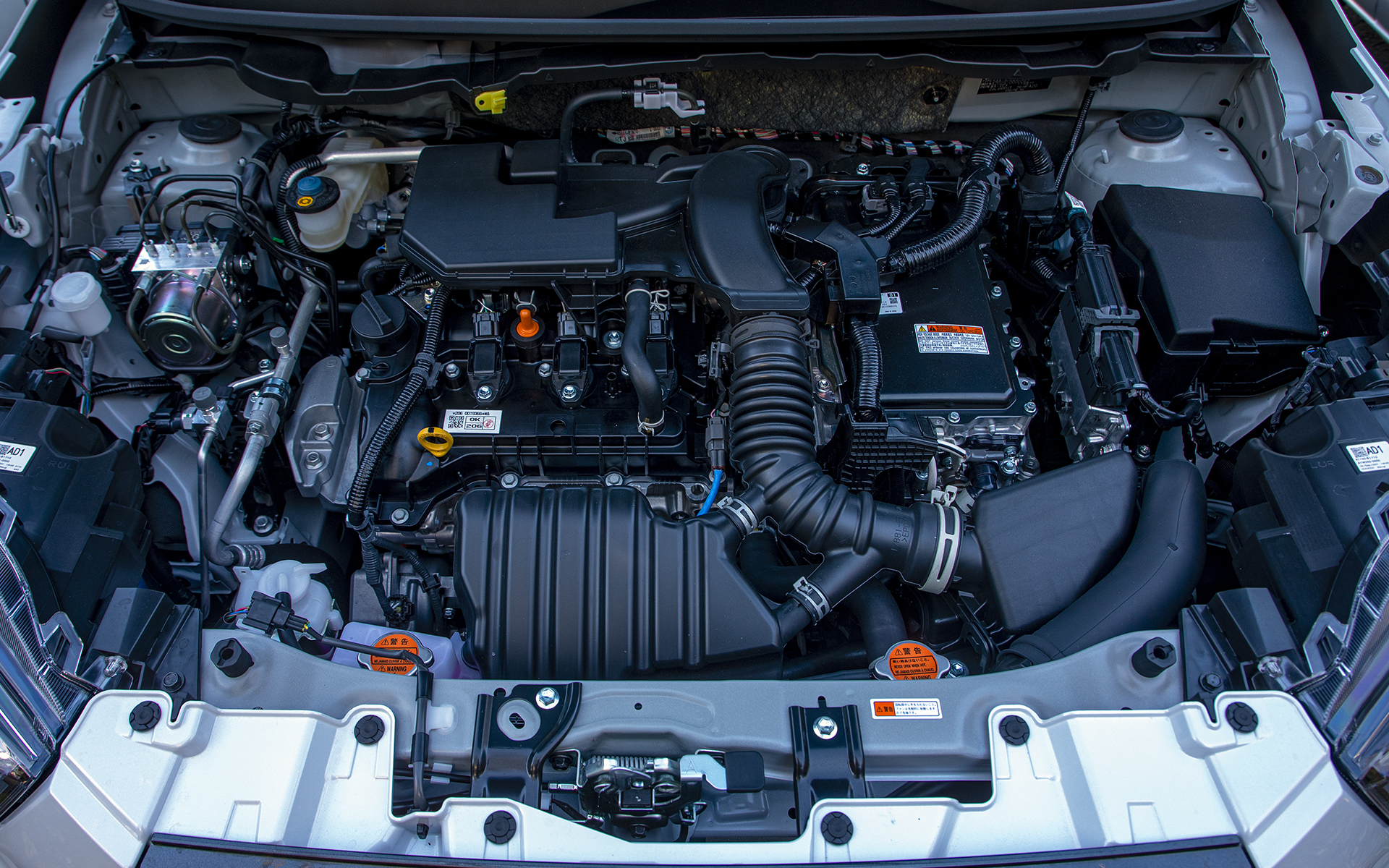 ハイブリッドモデルは、新開発の直列3気筒 1.2リッターエンジンとe-SMART HYBRIDを組み合わせるシリーズ方式のシステムを採用。スペックは、1.2リッターハイブリッド用エンジンは最高出力60kW（82PS）/5600rpm、最大トルク105Nm（10.7kgfm）/3200-5200rpm、モーターは最高出力78kW（106PS）/4372-6329rpm、最大トルク170Nm（17.3kgfm）/0-4372rpmとなる