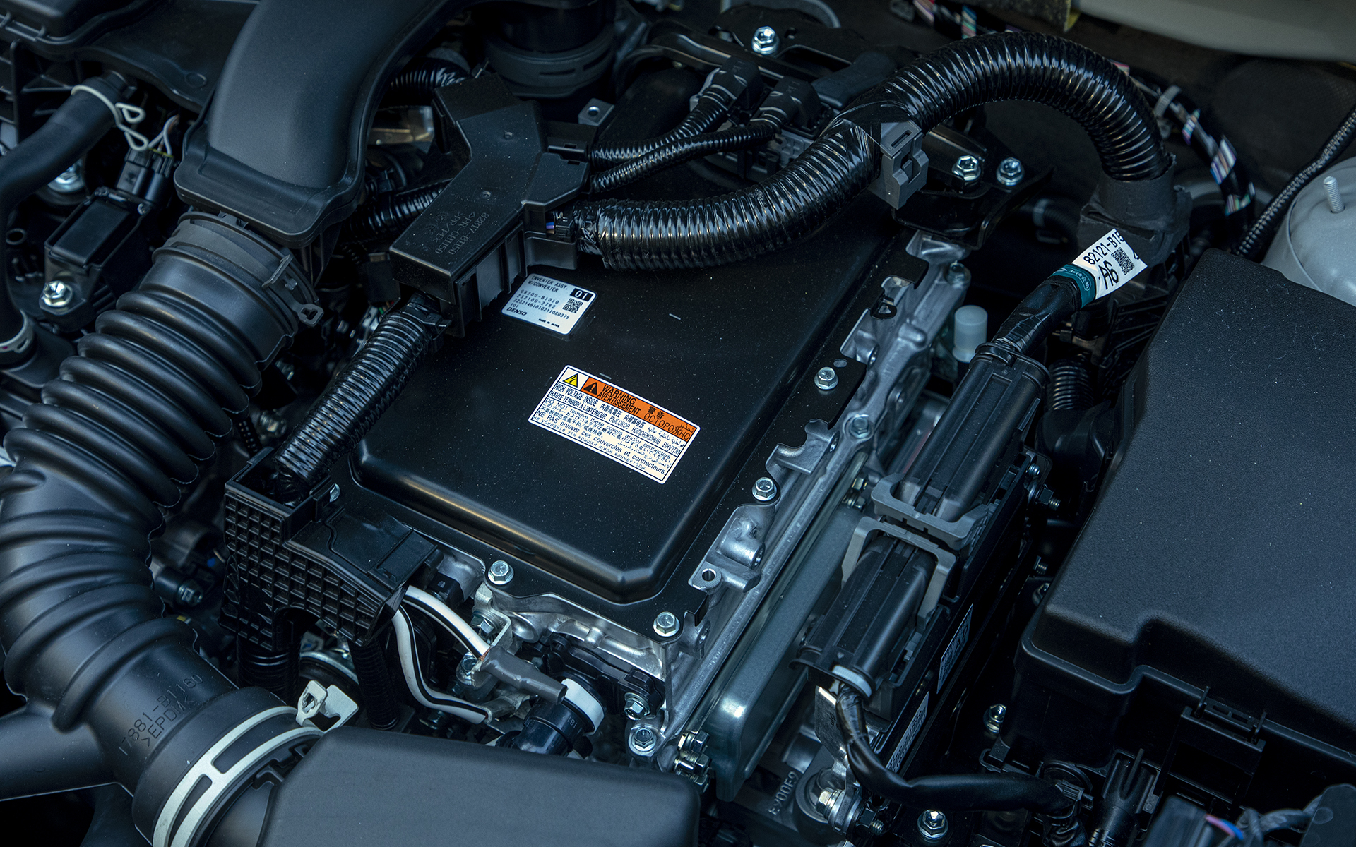 ハイブリッドモデルは、新開発の直列3気筒 1.2リッターエンジンとe-SMART HYBRIDを組み合わせるシリーズ方式のシステムを採用。スペックは、1.2リッターハイブリッド用エンジンは最高出力60kW（82PS）/5600rpm、最大トルク105Nm（10.7kgfm）/3200-5200rpm、モーターは最高出力78kW（106PS）/4372-6329rpm、最大トルク170Nm（17.3kgfm）/0-4372rpmとなる