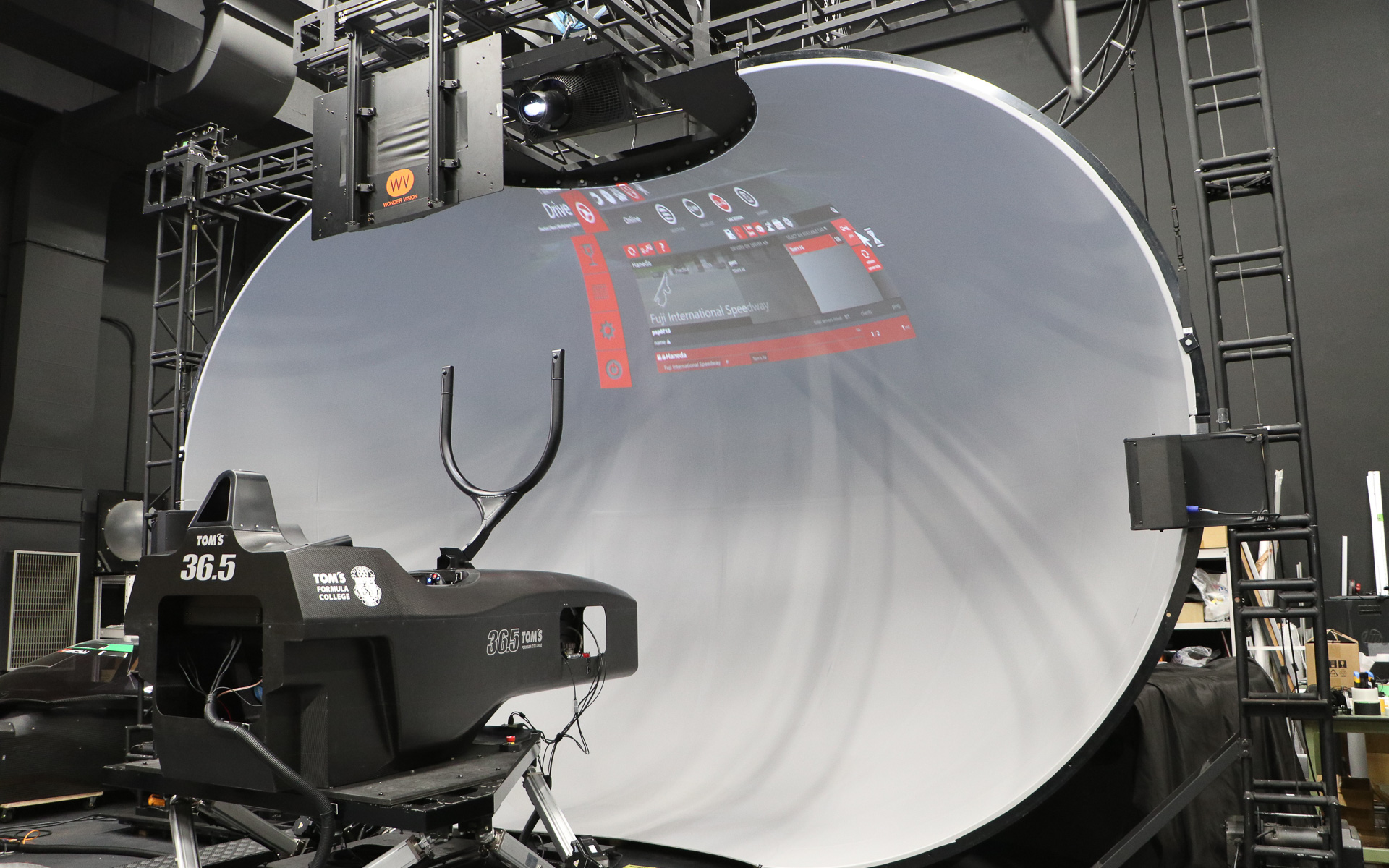 本格的レーシングシミュレータ「トムス マルチシミュレーションシステム」