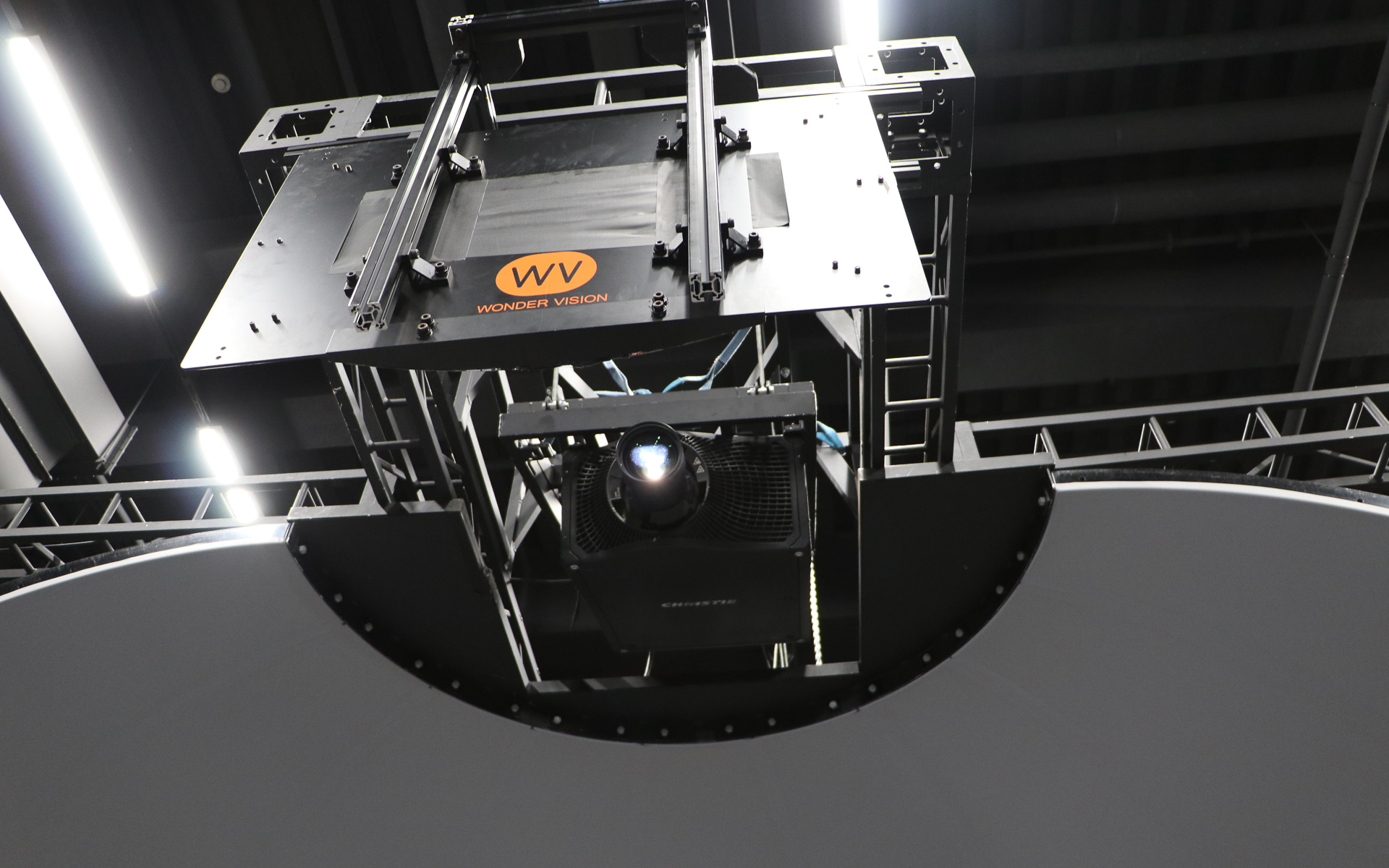 プロジェクターの映像を半球体ミラーに反射させ、スクリーンに投影している構造