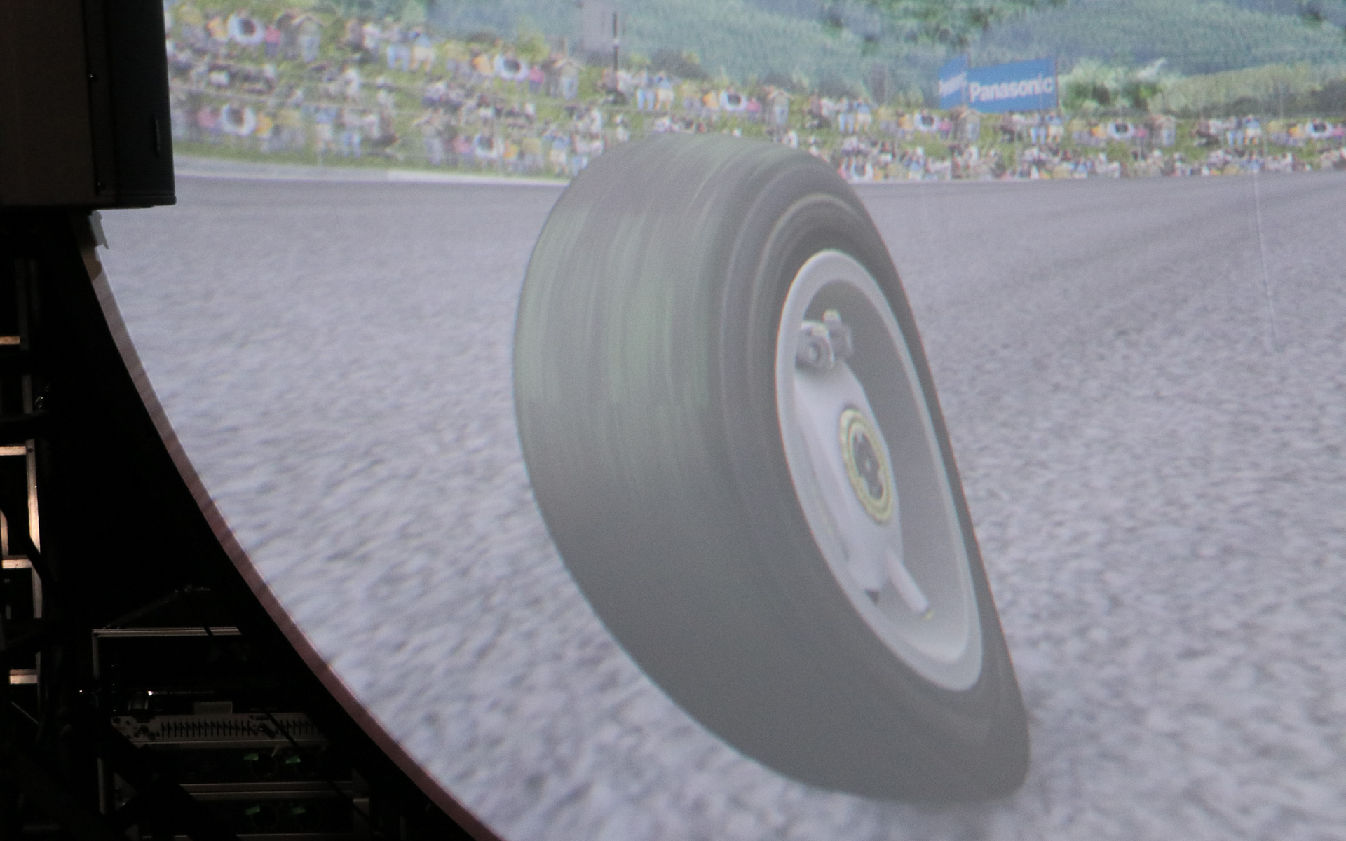 コースアウトして芝生を踏むとしばらくはタイヤに葉っぱが付着しているのも再現されていた