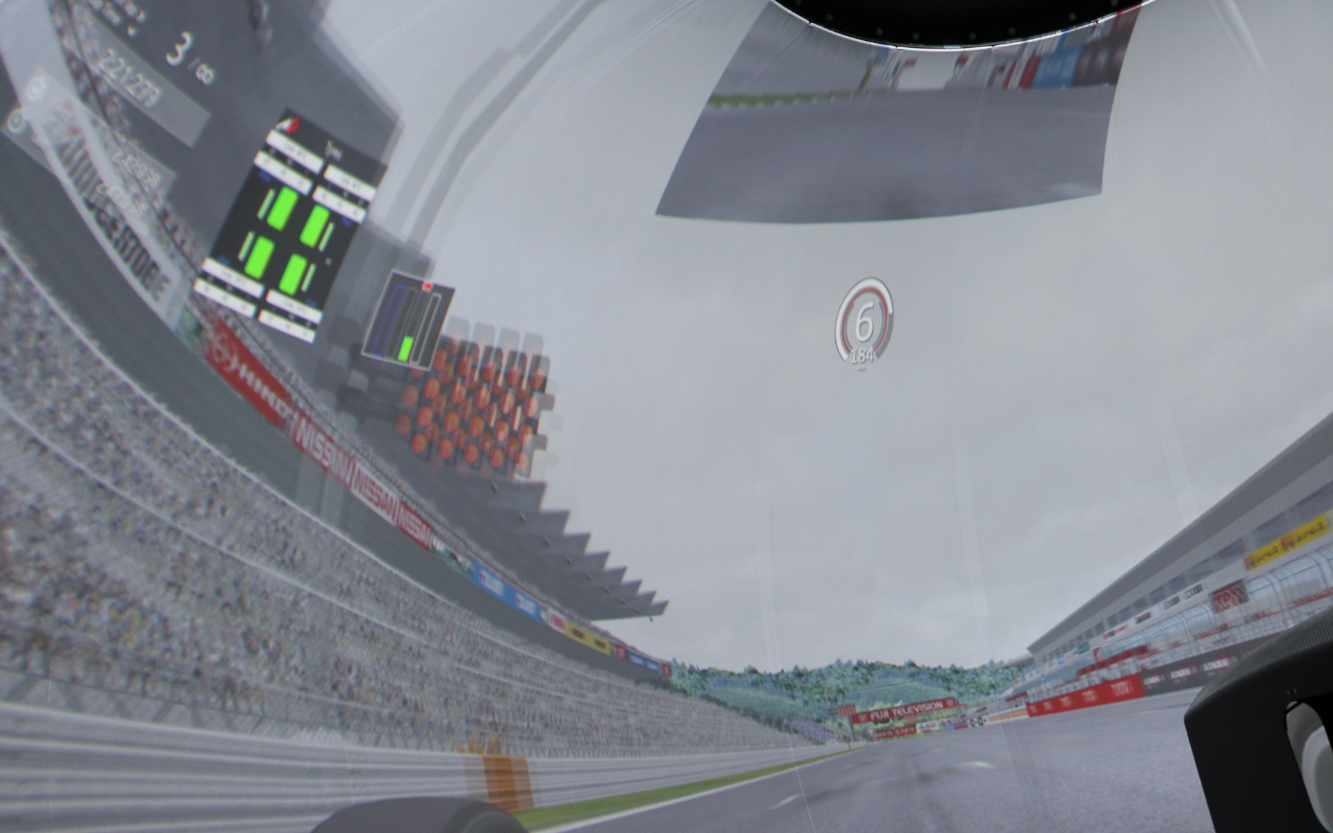 画面の左上にはタイヤの状態やアクセル・ブレーキ開度などを表示。中央にはギアと速度が表示されている