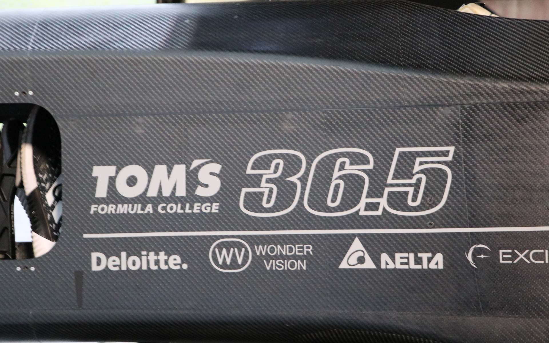 36.5はトムスがモータースポーツで走らせているマシンのゼッケンが36と37で、その中間として付けたという