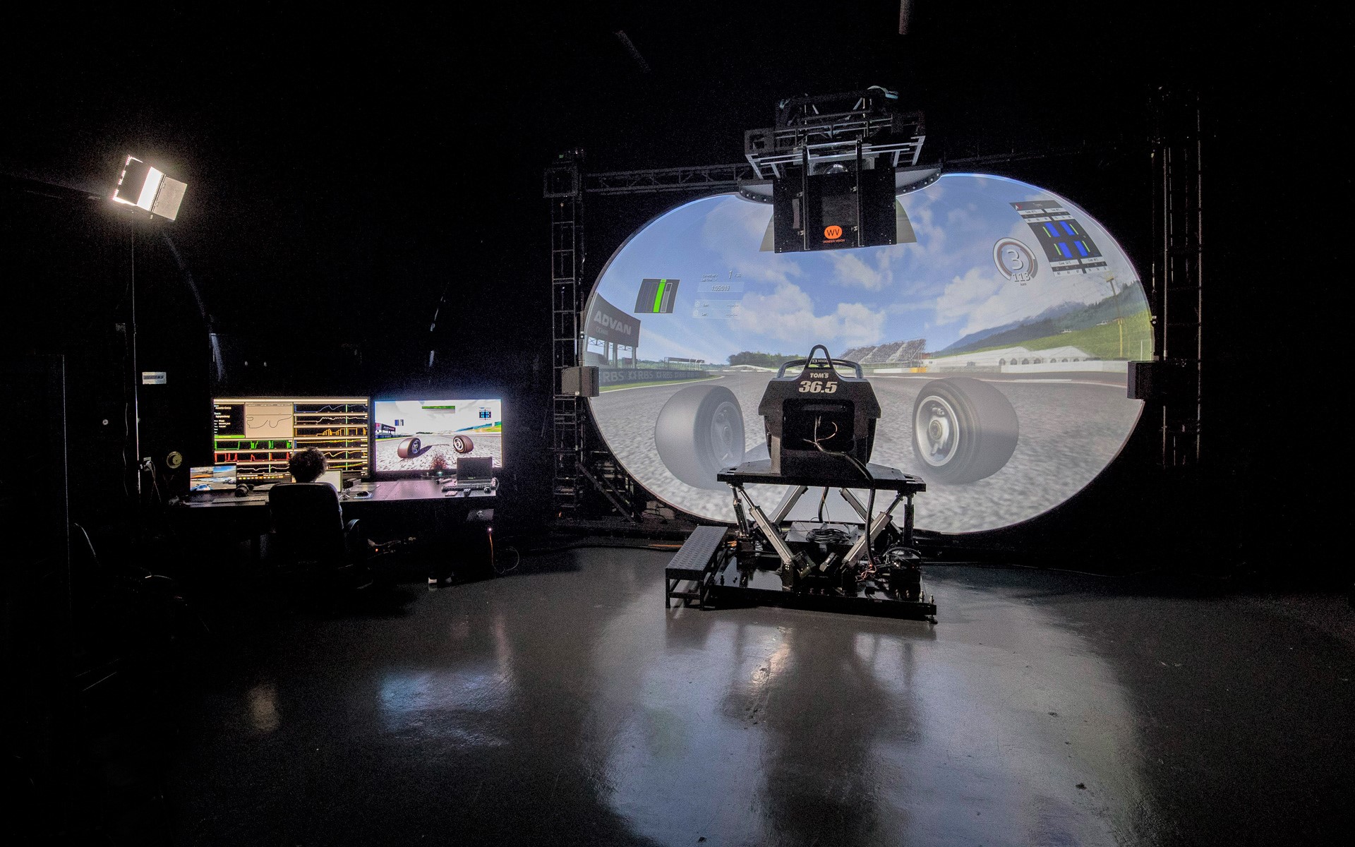 ハイエンドモデルは高さ5mを超える巨大な筐体になる