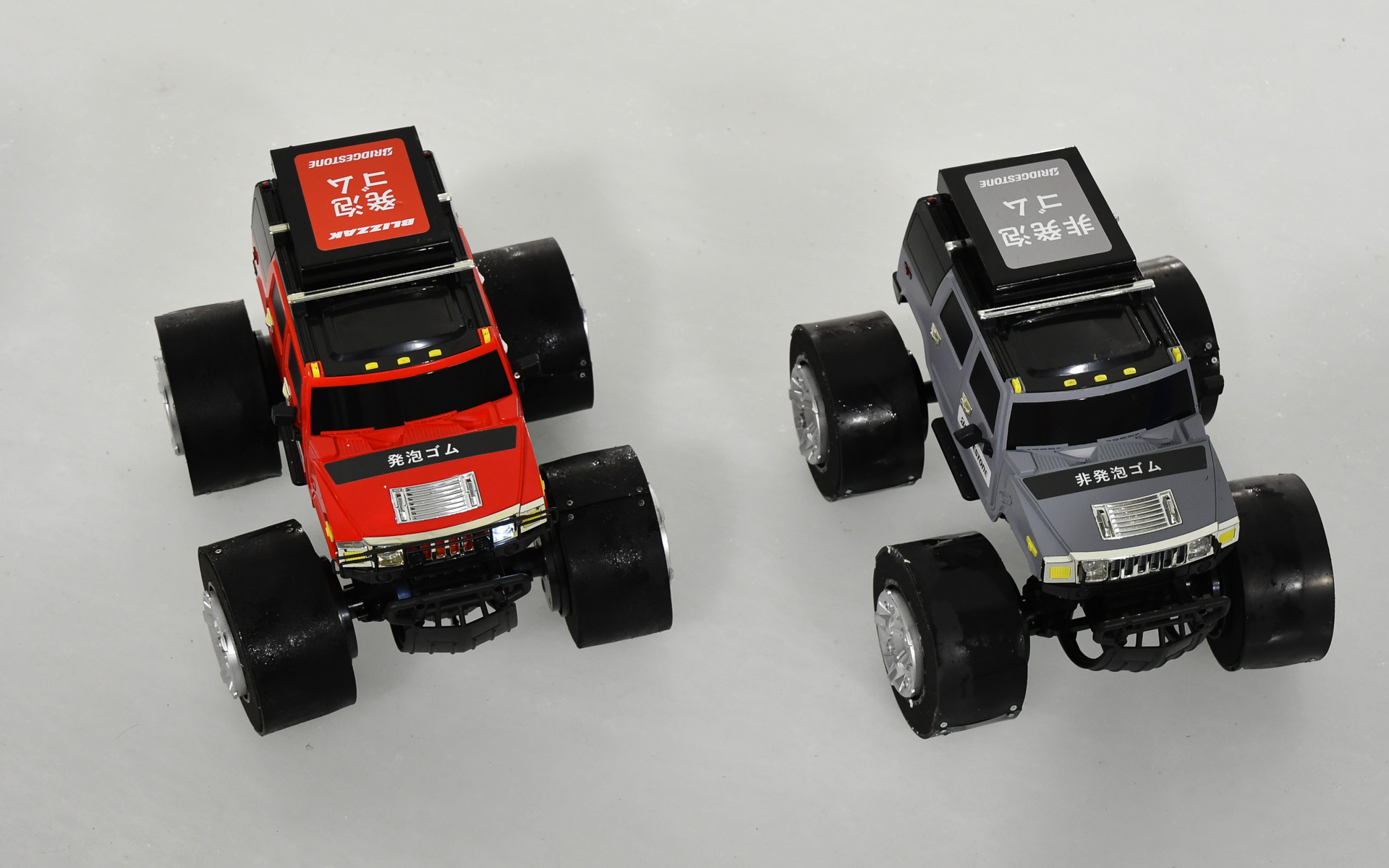 非発泡ゴムと発泡ゴムの三輪車での乗り比べのほか、RCカーでのグリップ体感デモも実施。実車での非発泡ゴムの試乗がなかったのは、それほど夏タイヤゴムでの氷上走行は危険だということ