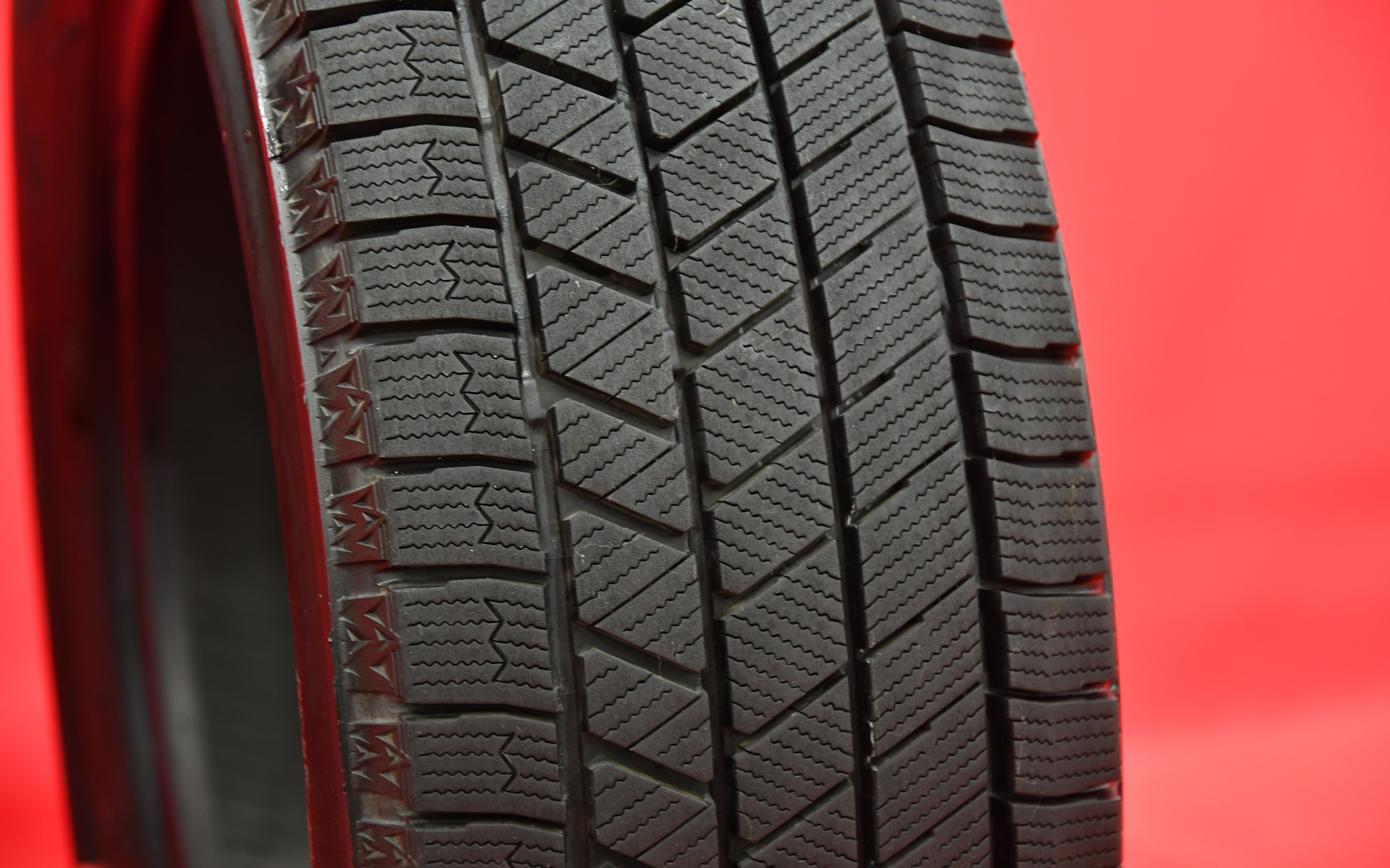 VRX3のトレッドパターン。接地性能に優れ、フラットな乗り心地を持っていた。抜群の氷上性能を誇る