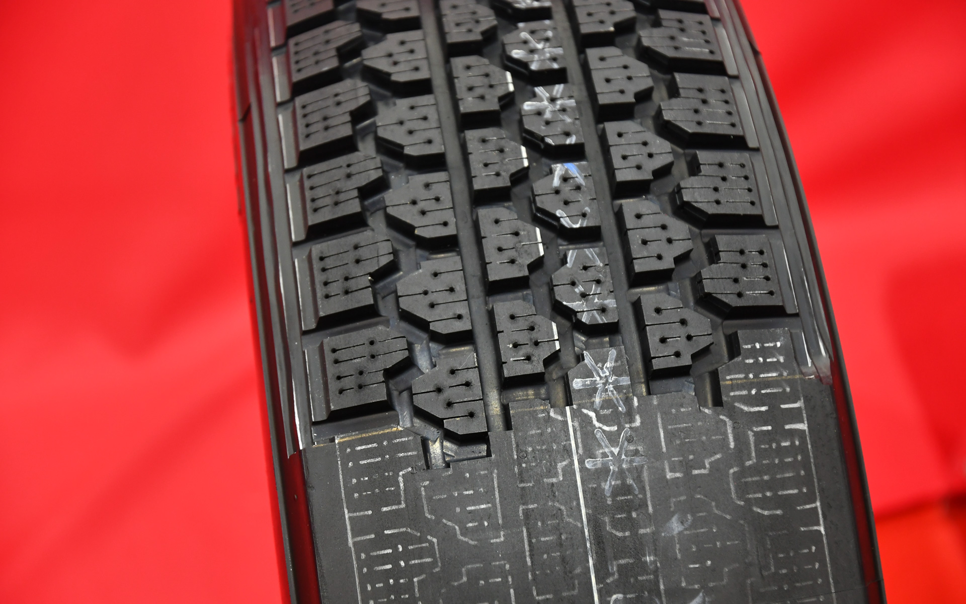 手彫り途中のPM-20。まさに職人技