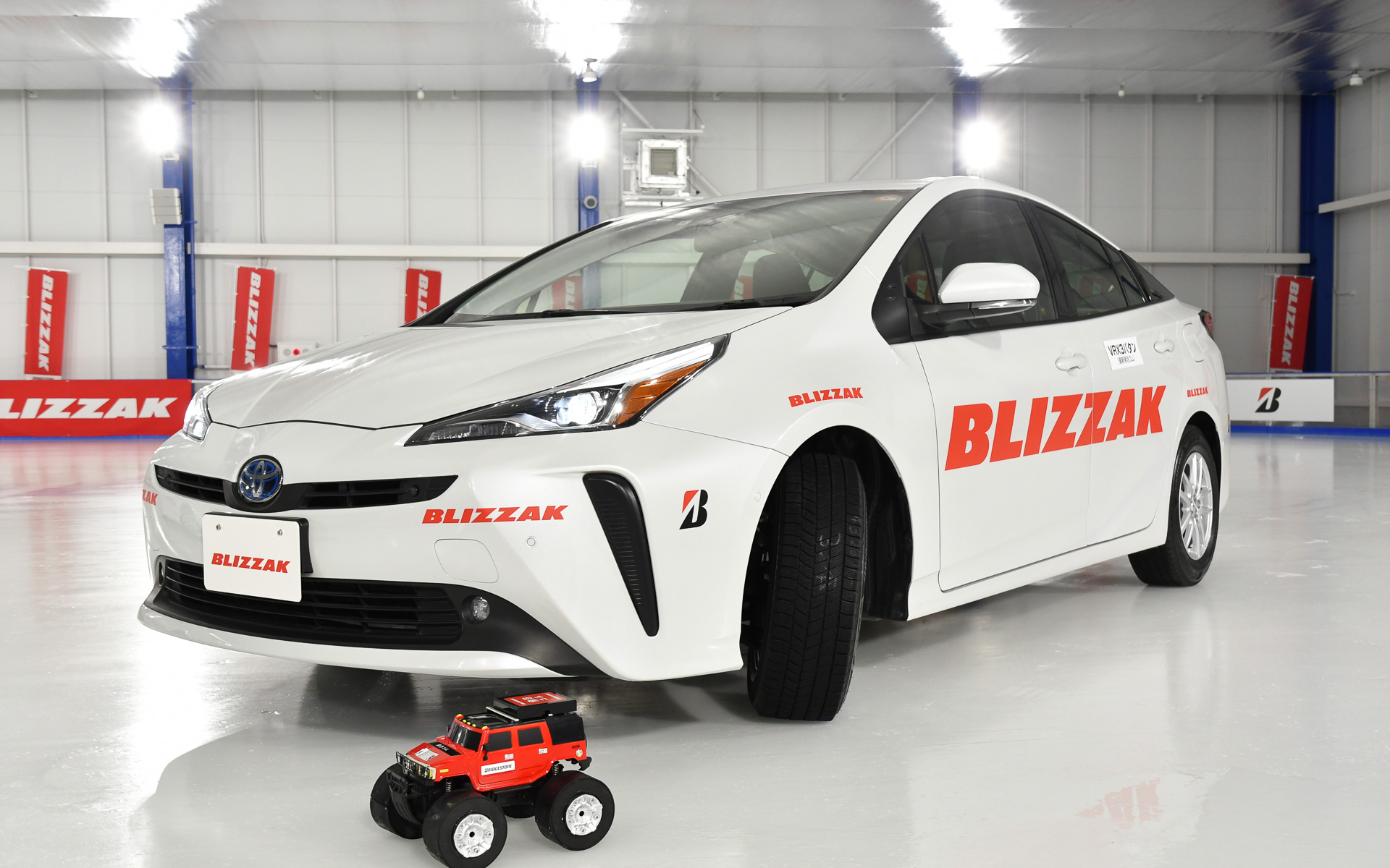 性能に定評のあるスタッドレスタイヤ「ブリザック VRX2」から20％の氷上性能向上を果たした「ブリザック VRX3」。スケートリンクで各種の乗り比べを行なった