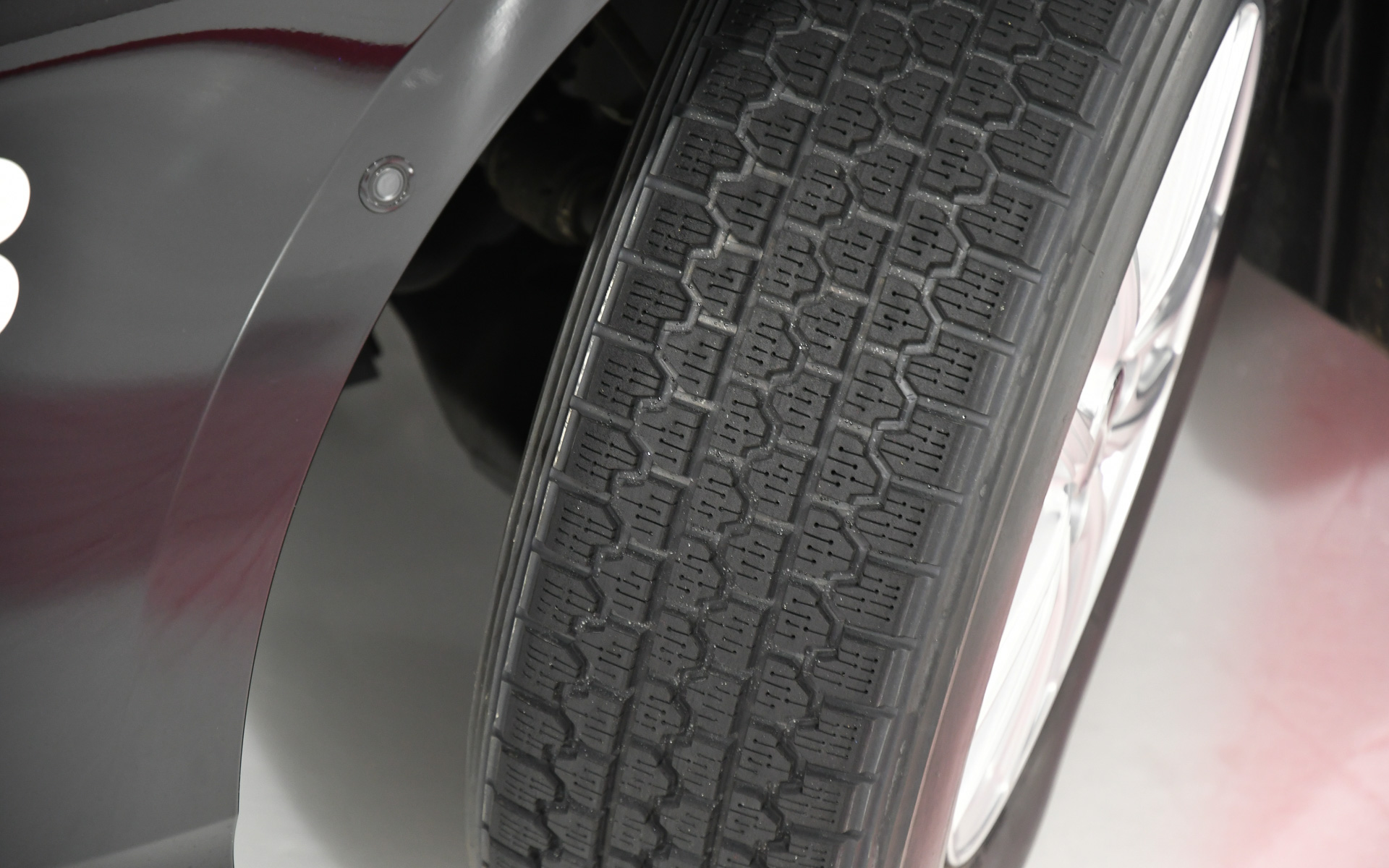 ブリザック PM-20装着車との走行比較も実施。フラットなアイススケートリンクでもゴツゴツとした手応えを感じるのは懐かしい