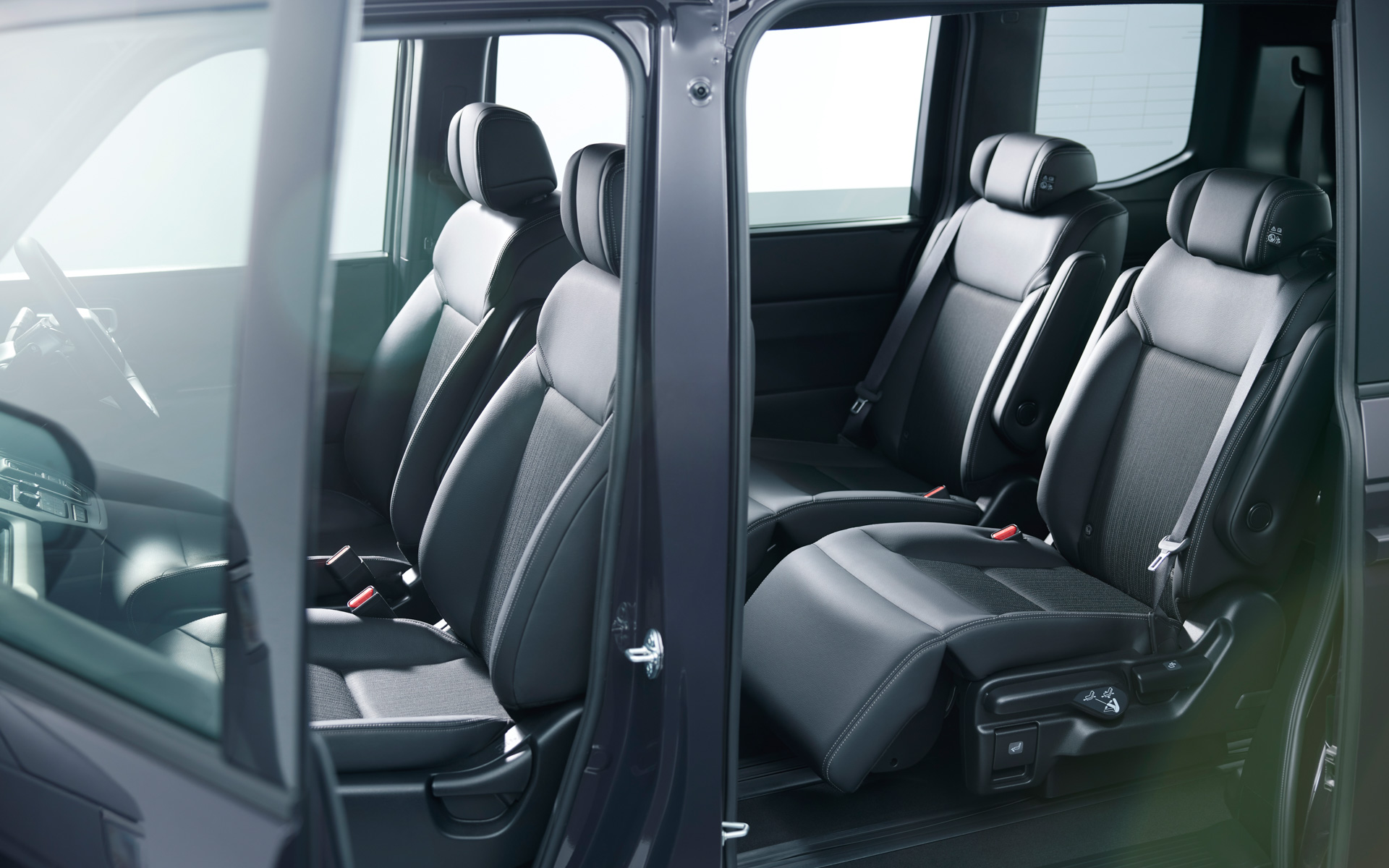 新型「ステップワゴン」のティザー写真