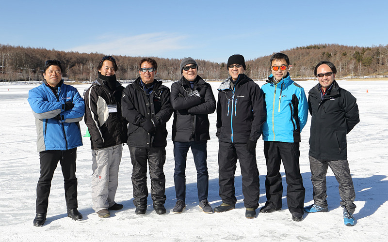 中央の日下部氏ほか大勢のプロドライバーが、氷上での走らせ方について分かりやすくレクチャーしてくれる