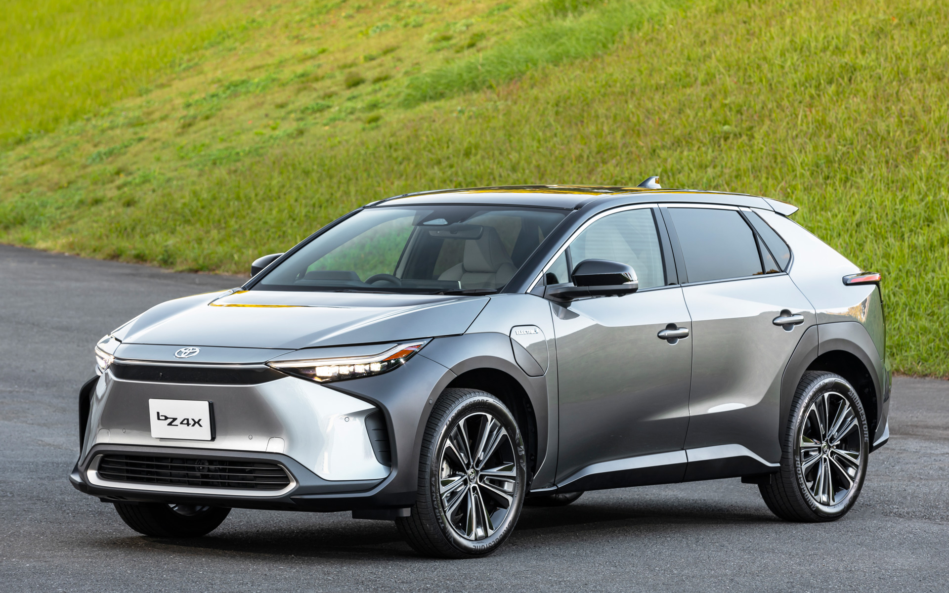 トヨタのバッテリEV「bZ4X」（プロトタイプ車両）