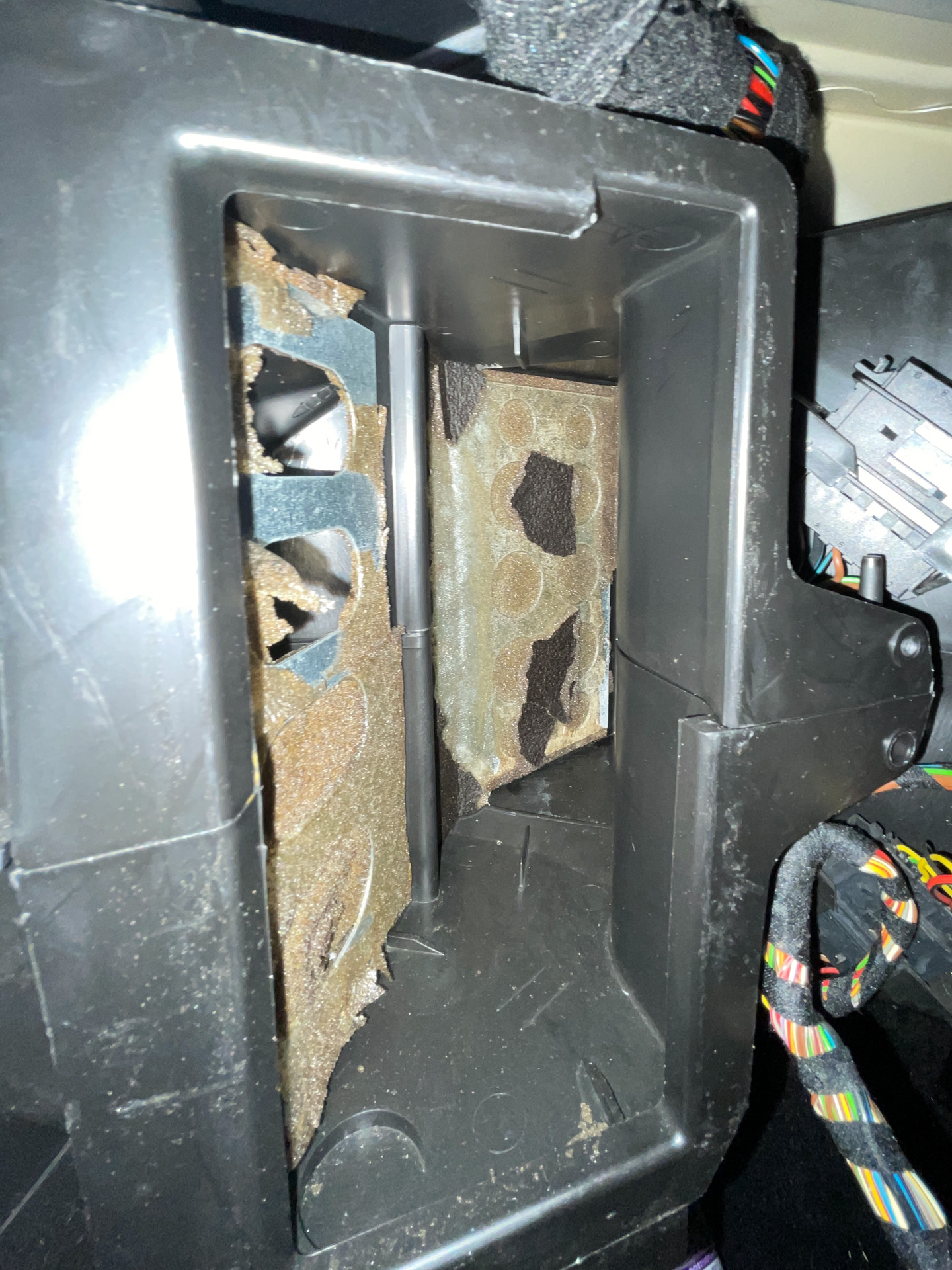 奥側のフラップの裏にはヒーターコアがあり、スポンジの剥離が進むとヒーターの熱風が混ざるという謎仕様